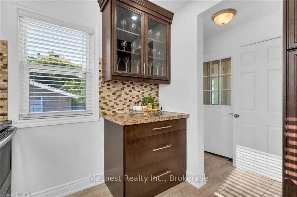 Photo 6 of Unit Upper, 18 New Mountain Road, Hamilton, Stoney Creek — HOMEH