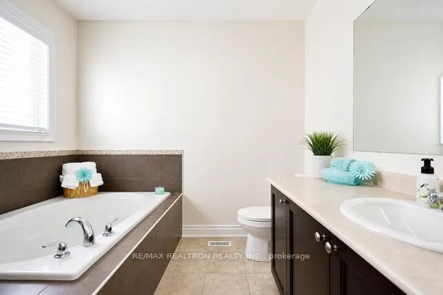 Photo 10 of 100 Sun King Crescent, Barrie, Innis-Shore — HOMEH
