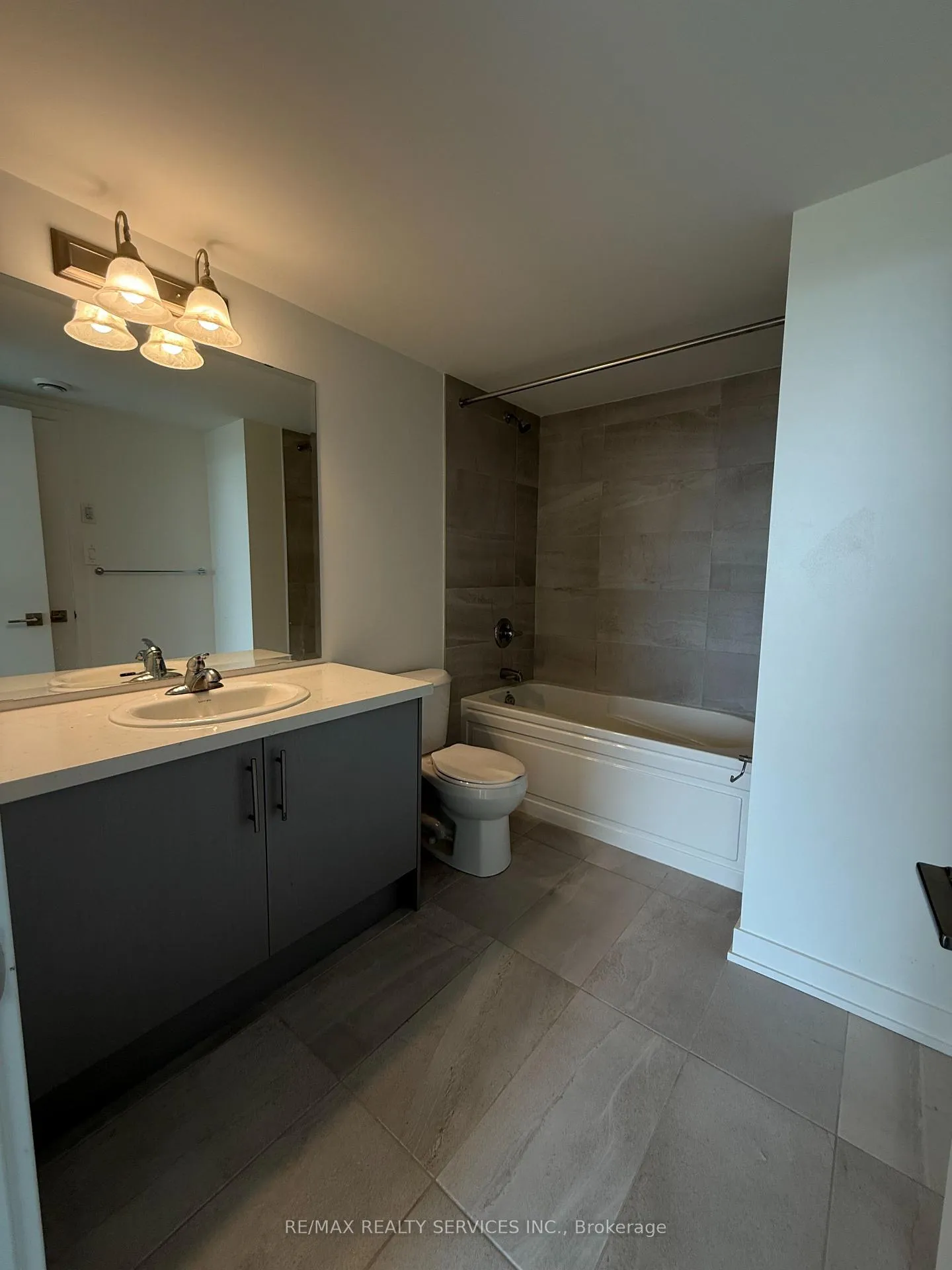 Photo 8 of 5 Romilly Avenue, Brampton, Northwest Brampton — HOMEH