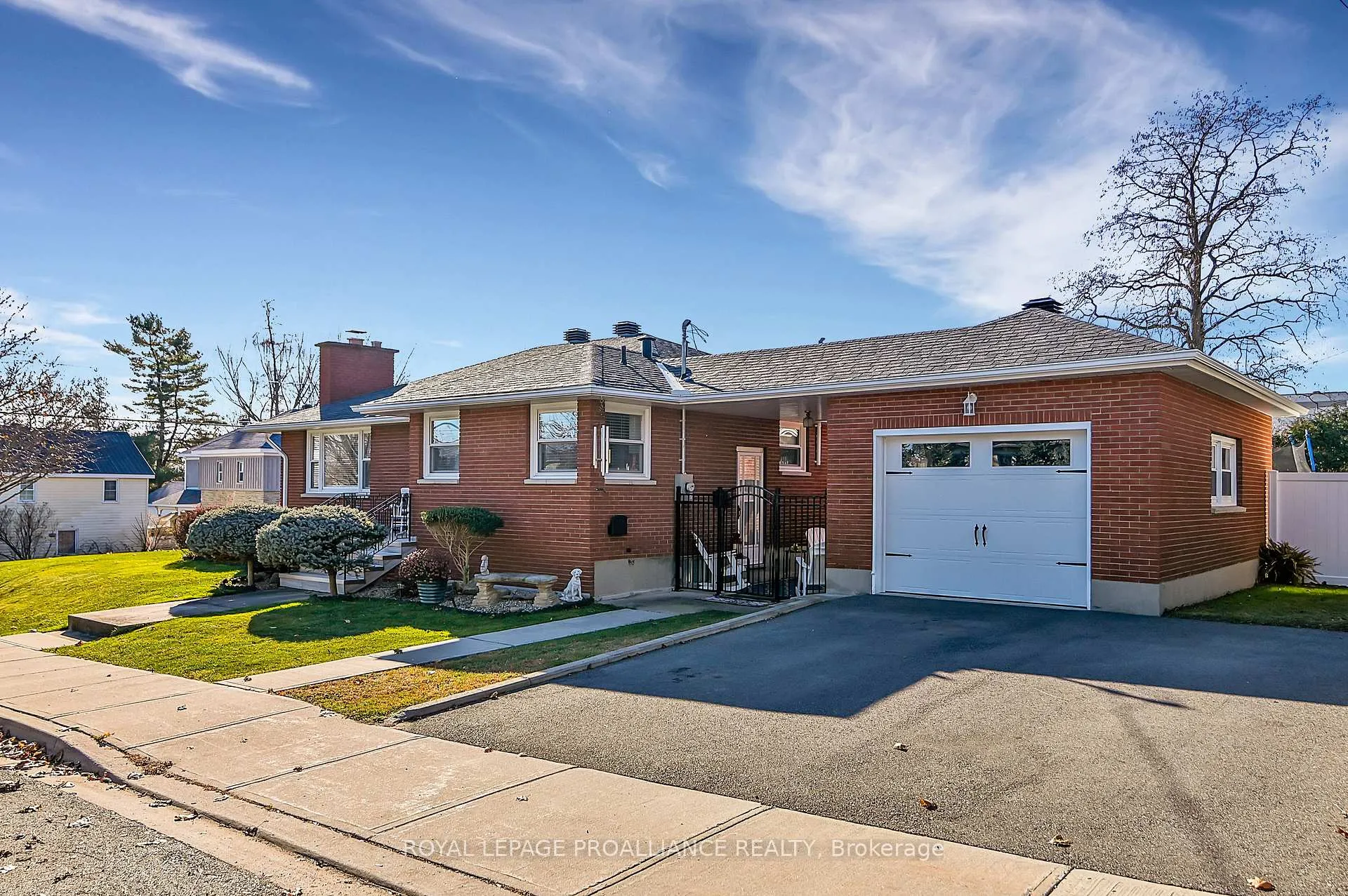 Photo 2 of 419 St Lawrence Street, Prescott — HOMEH