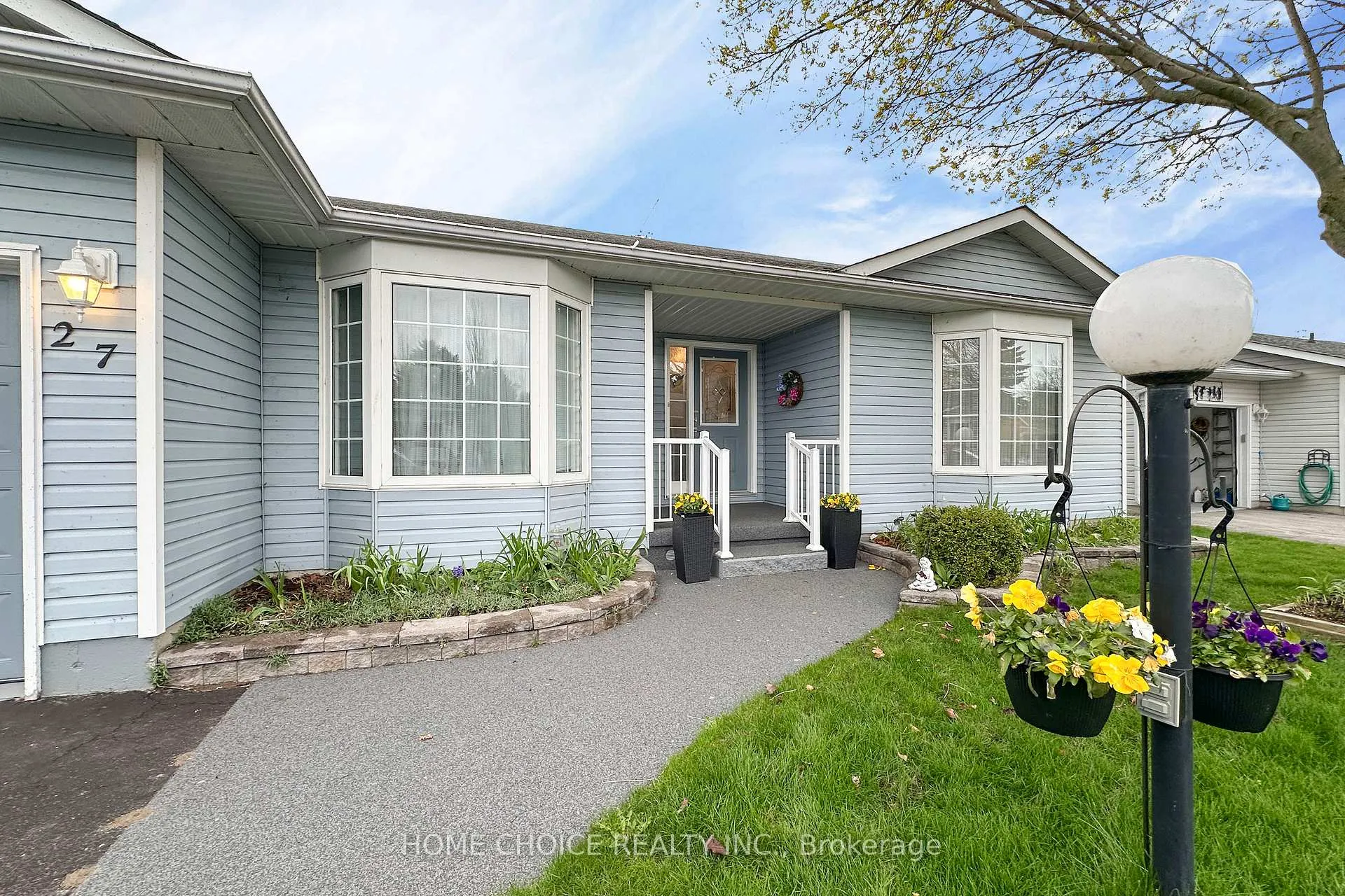 Photo 2 of 27 Niagara Trail, Clarington, Bowmanville — HOMEH