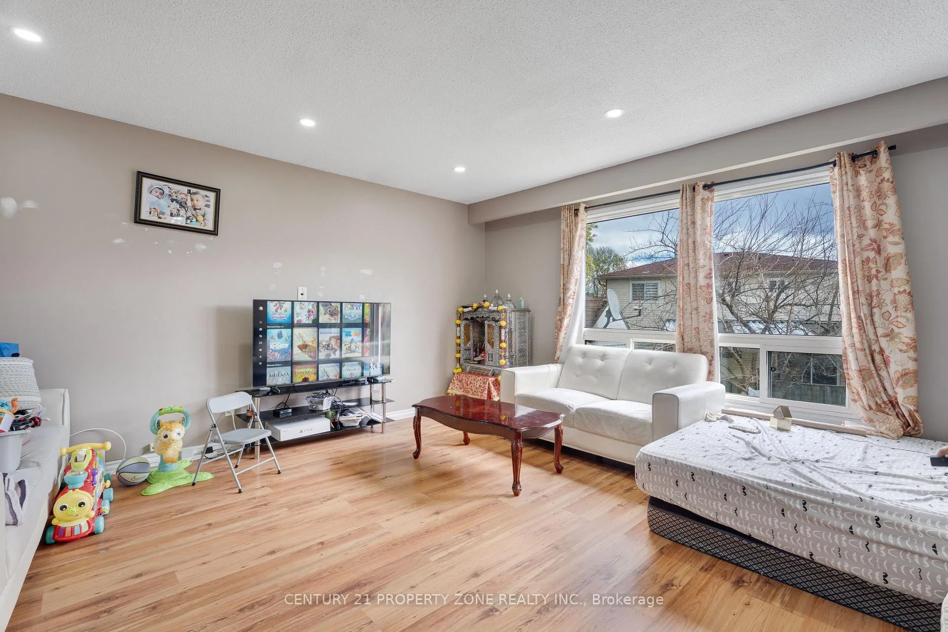 Photo 8 of 32 Lady Stewart Boulevard, Brampton, Westgate — HOMEH