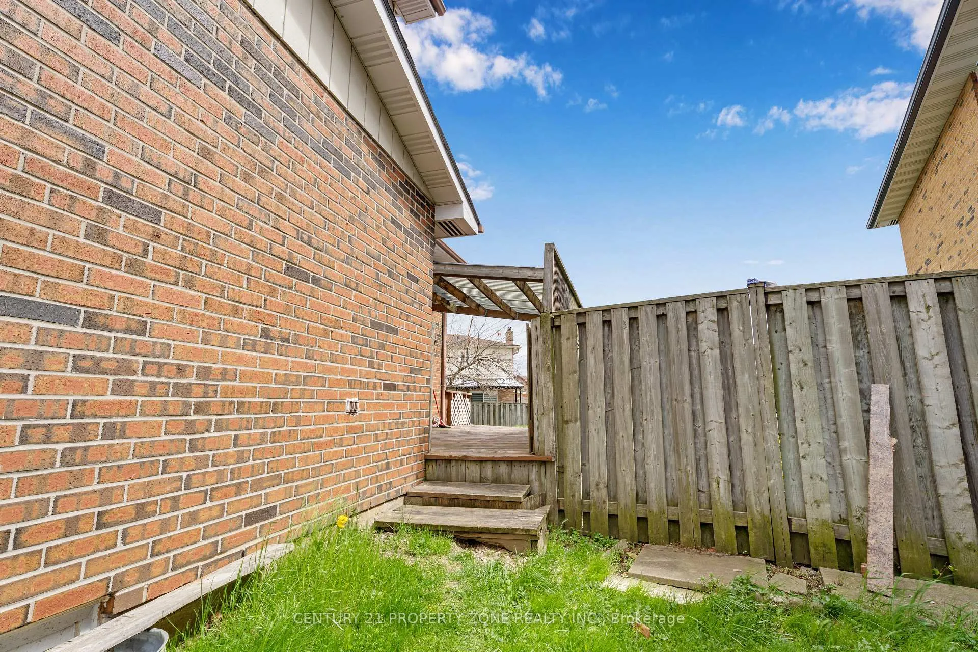 Photo 23 of 32 Lady Stewart Boulevard, Brampton, Westgate — HOMEH