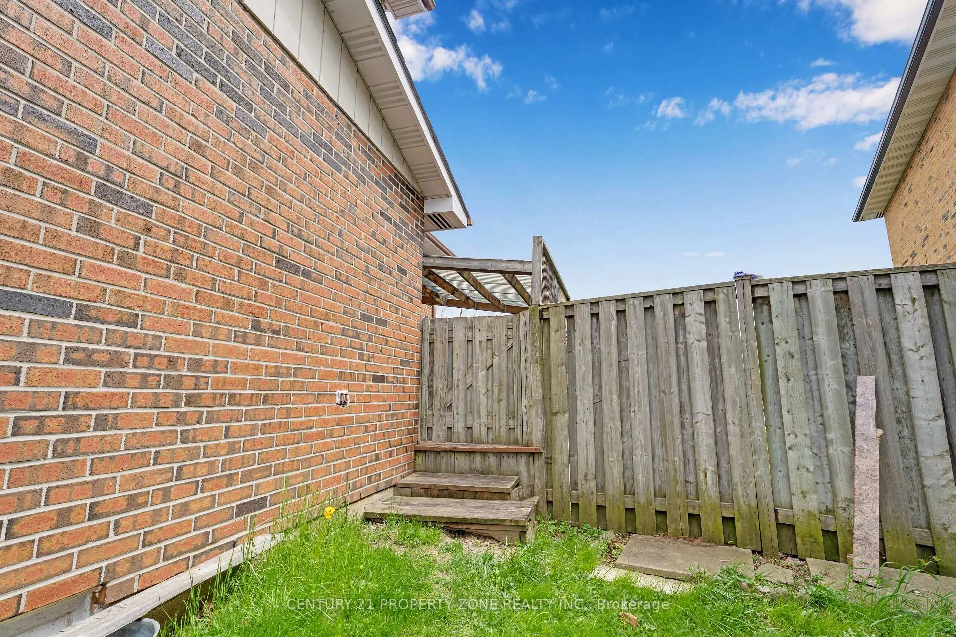 Photo 25 of 32 Lady Stewart Boulevard, Brampton, Westgate — HOMEH