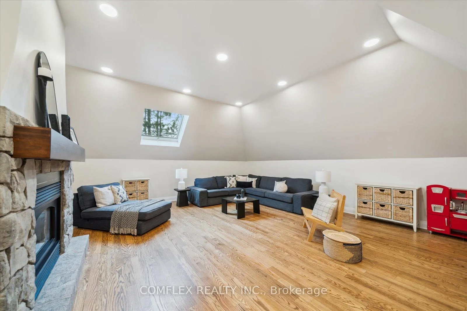Photo 26 of 2 Taunus Court, Clarington, Rural Clarington — HOMEH