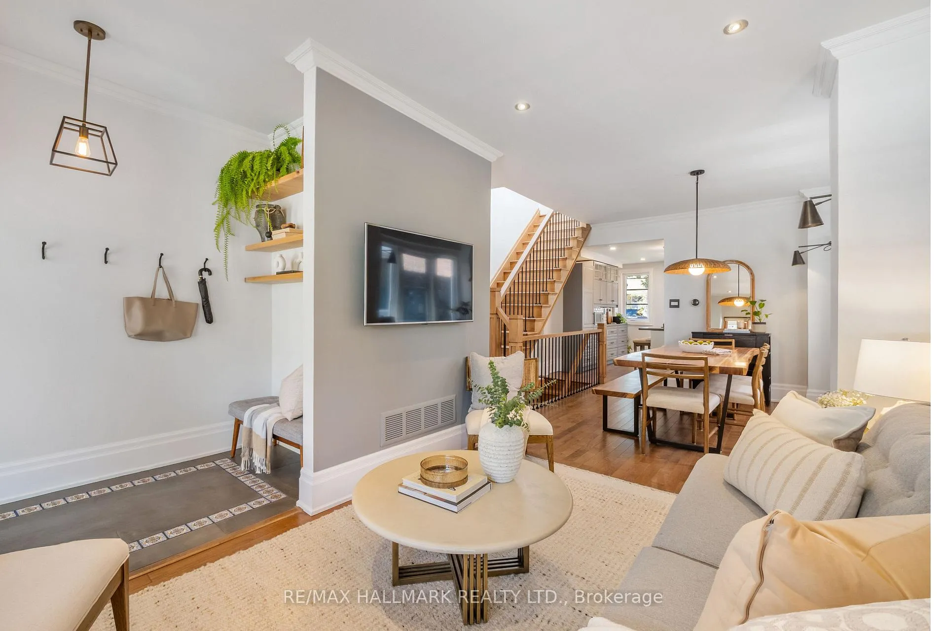 Photo 4 of 272 Kenilworth Avenue, Toronto, The Beaches — HOMEH