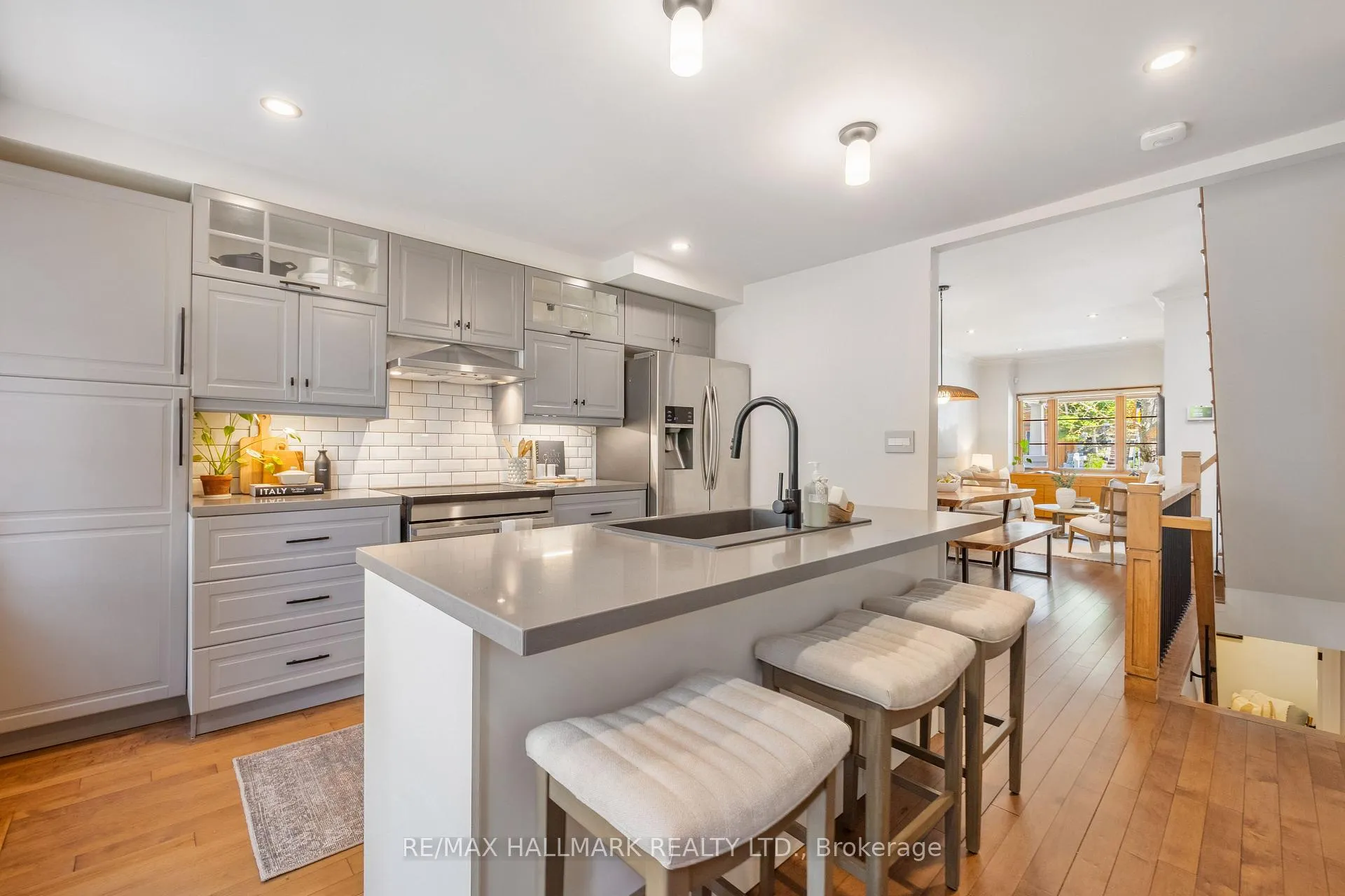 Photo 10 of 272 Kenilworth Avenue, Toronto, The Beaches — HOMEH