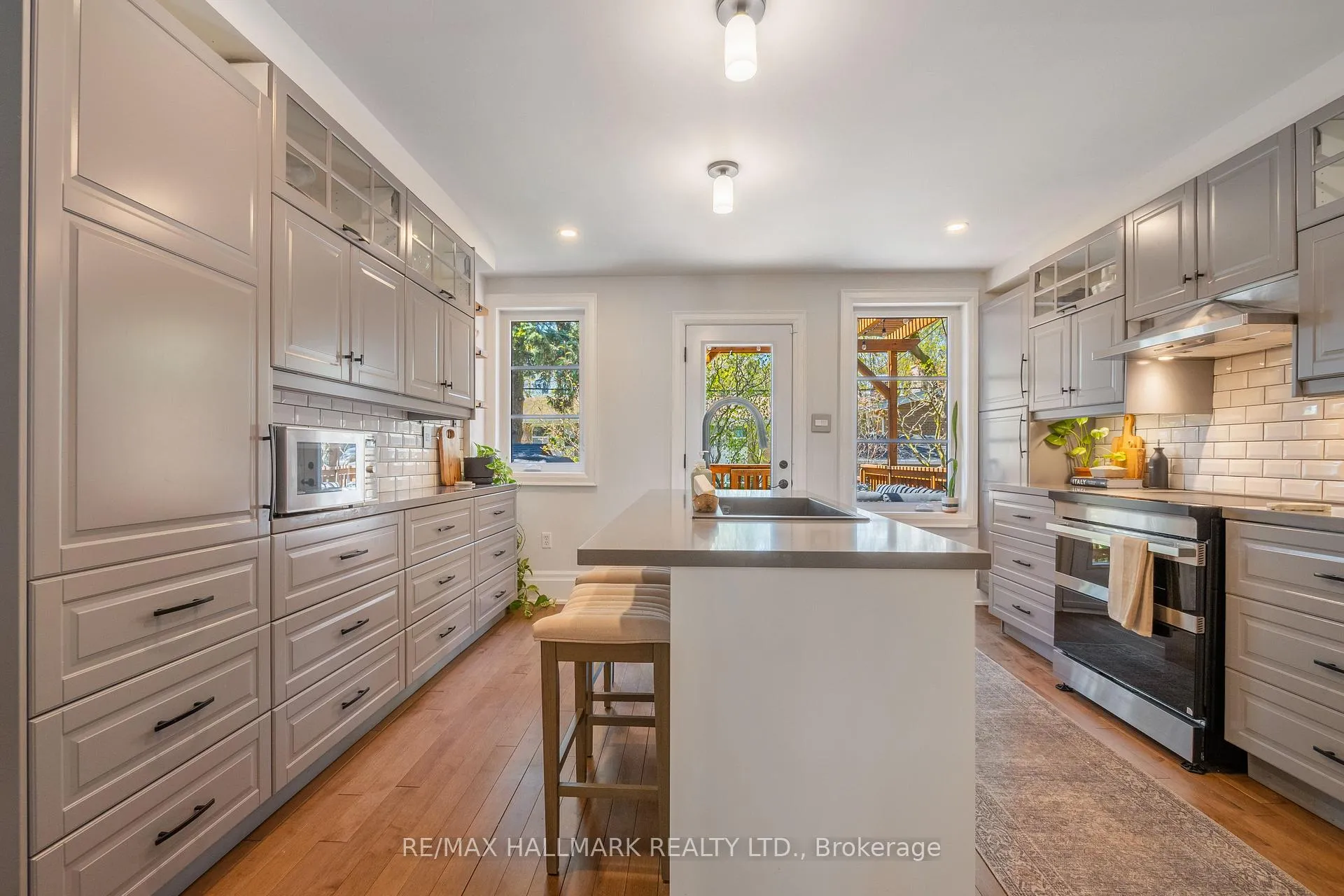 Photo 11 of 272 Kenilworth Avenue, Toronto, The Beaches — HOMEH