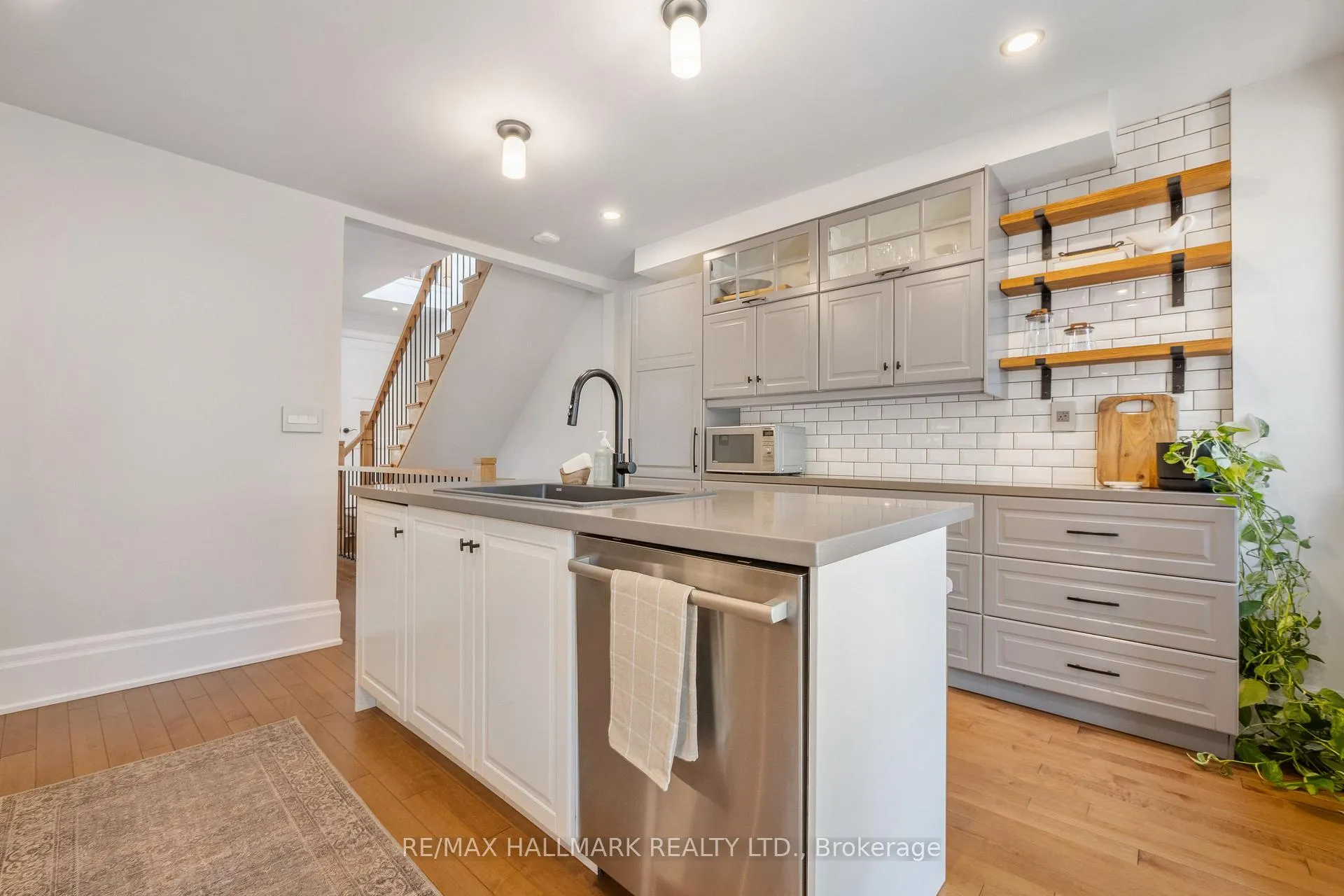 Photo 14 of 272 Kenilworth Avenue, Toronto, The Beaches — HOMEH