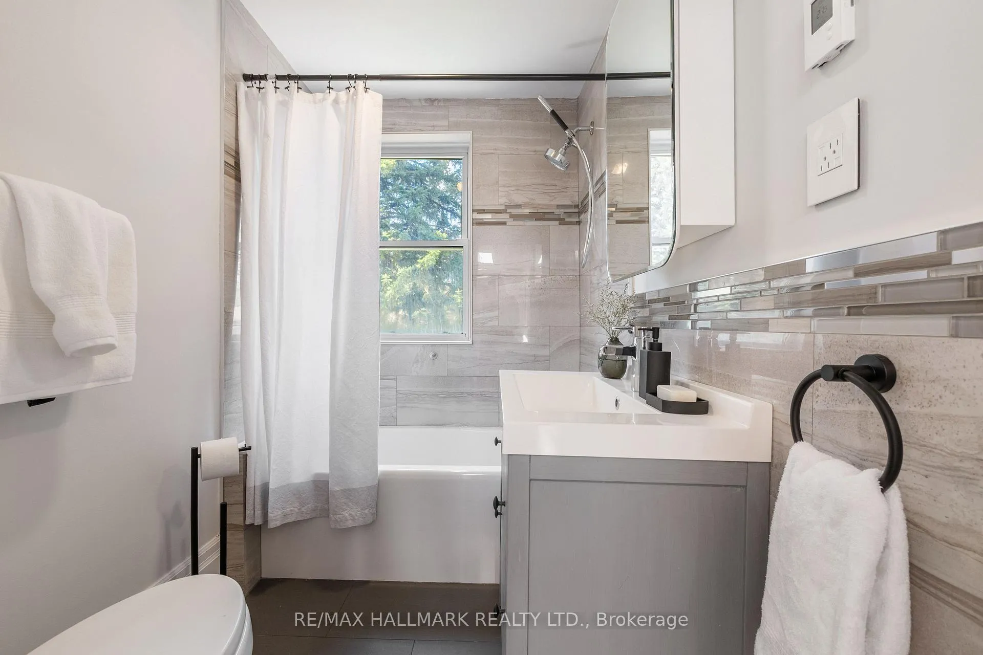 Photo 21 of 272 Kenilworth Avenue, Toronto, The Beaches — HOMEH