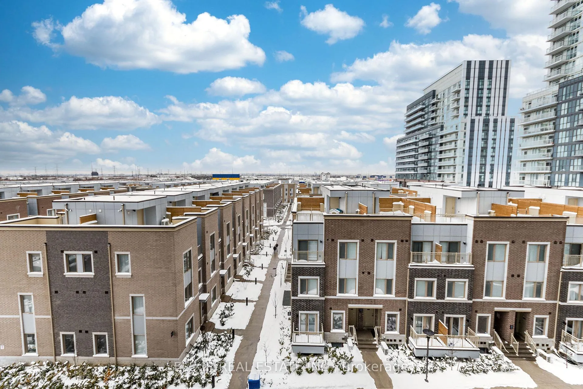 Photo 13 of Unit 522, 60 Honeycrisp Crescent, Vaughan, Vaughan Corporate Centre — HOMEH