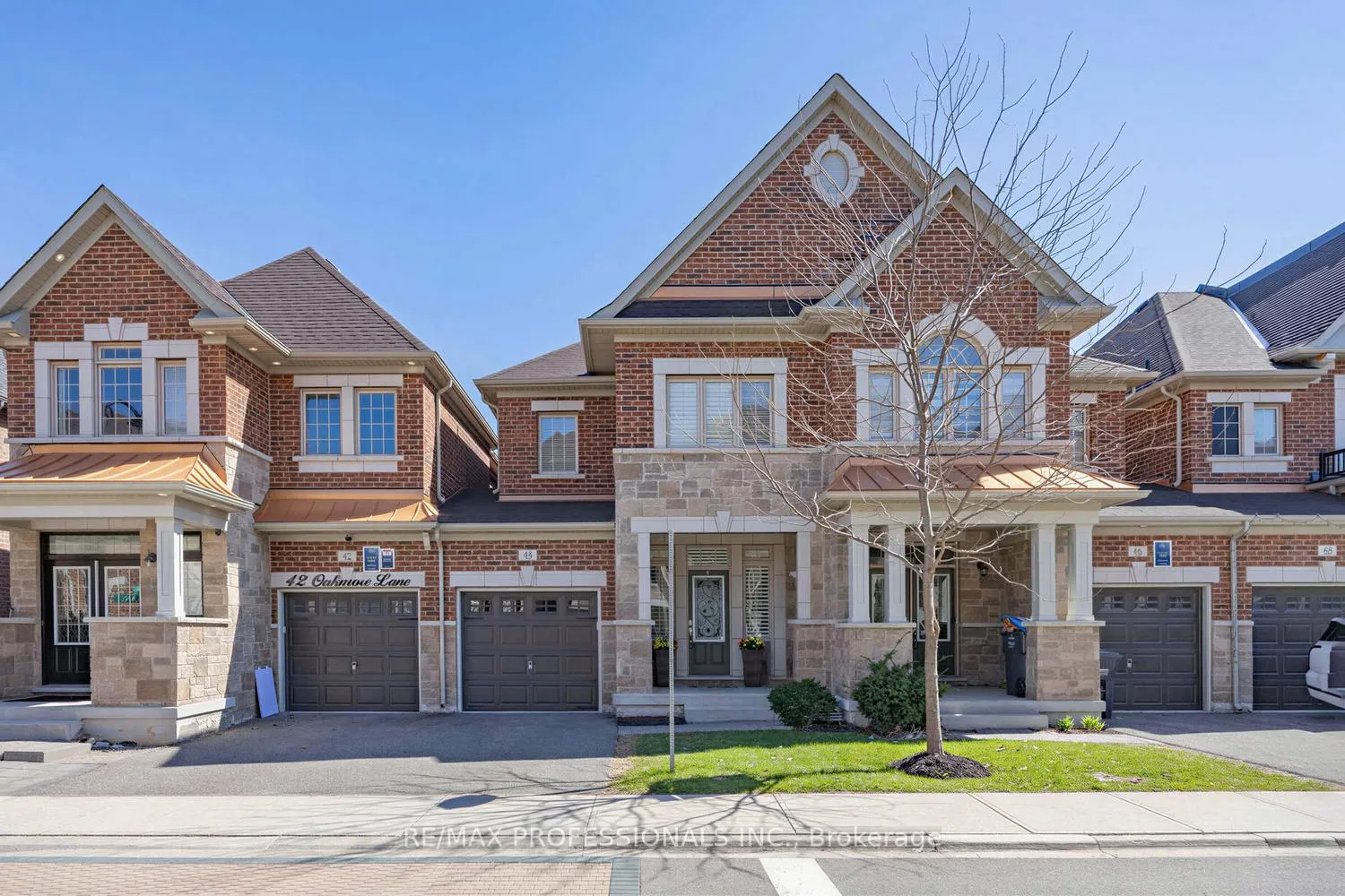 Photo 2 of 44 Oakmore Lane, Brampton, Bram West — HOMEH