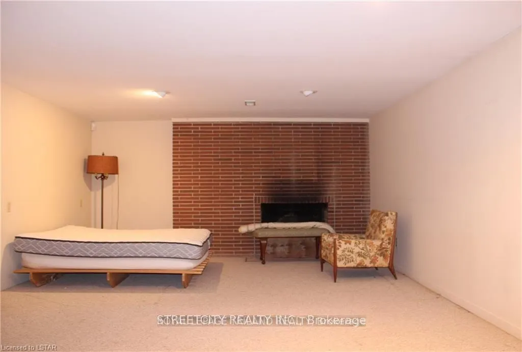Photo 12 of 1517 Gloucester Road, London, North A — HOMEH