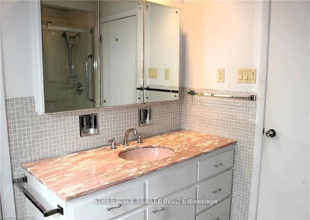 Photo 15 of 1517 Gloucester Road, London, North A — HOMEH