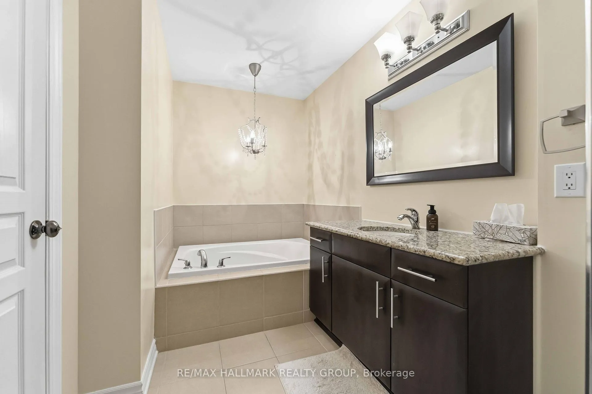 Photo 13 of 137 Eye Bright Crescent, Ottawa, Riverside South/Gloucester Glen — HOMEH