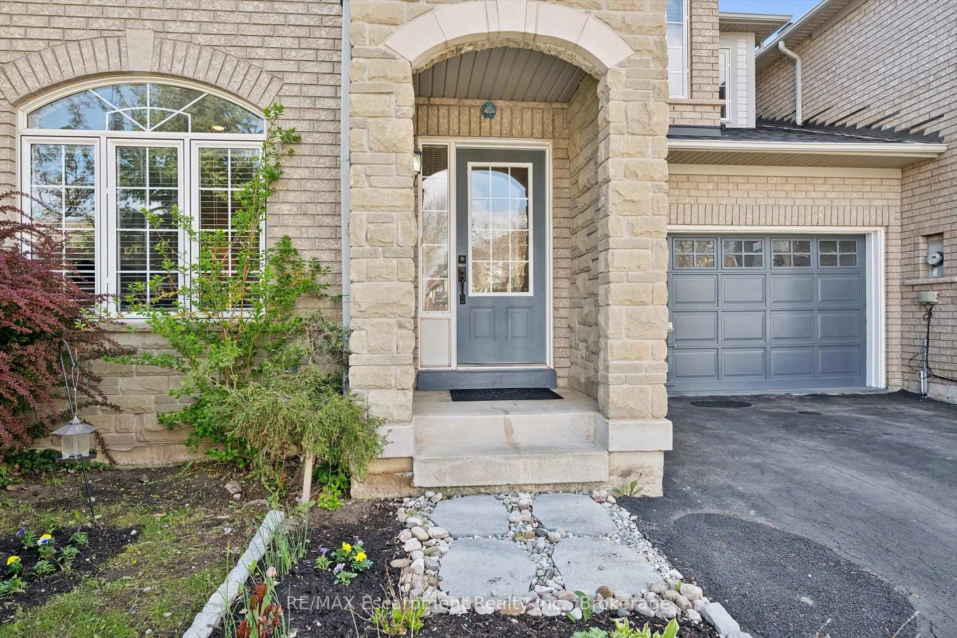 Photo 3 of 5360 Dryden Avenue, Burlington, Orchard — HOMEH