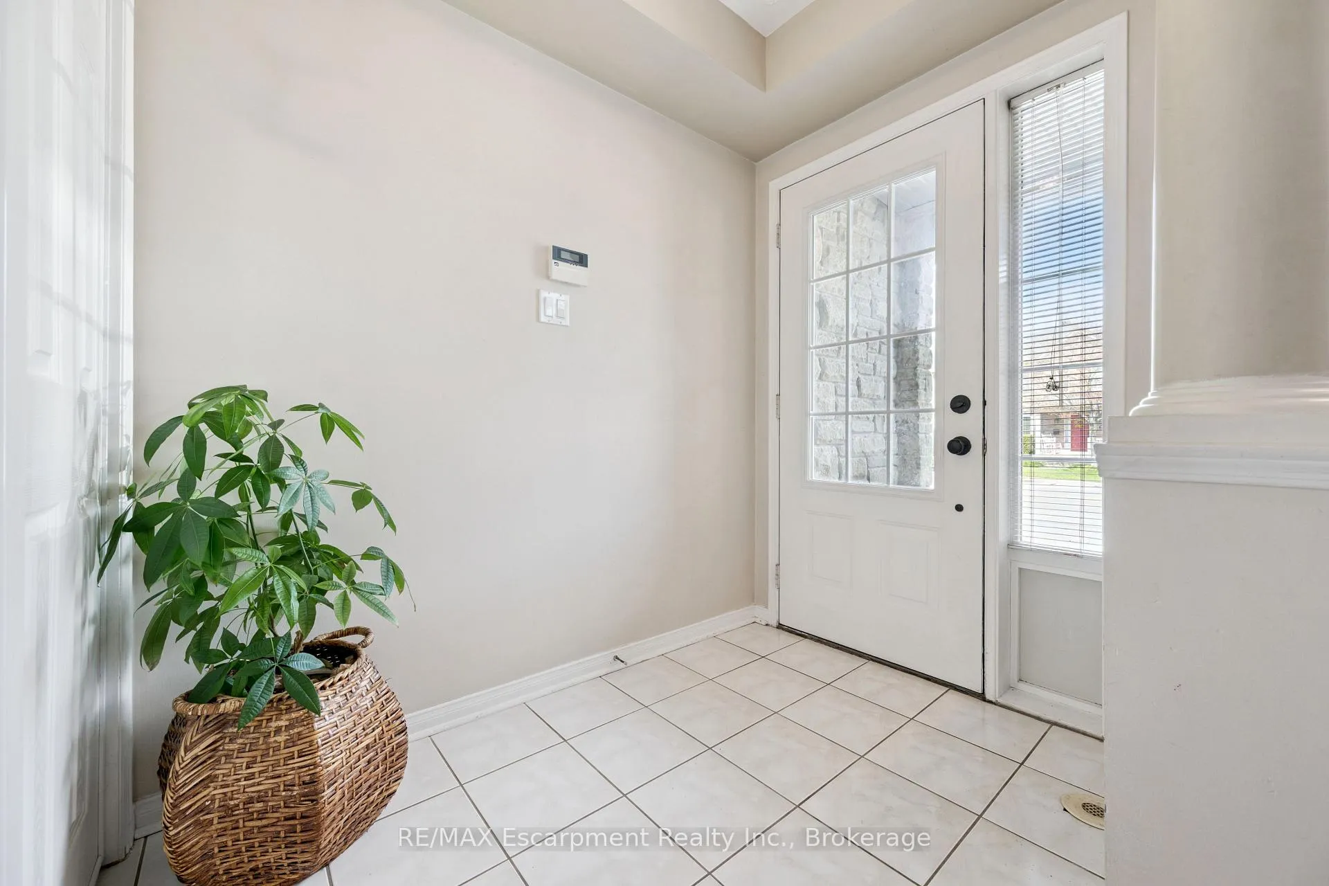 Photo 4 of 5360 Dryden Avenue, Burlington, Orchard — HOMEH
