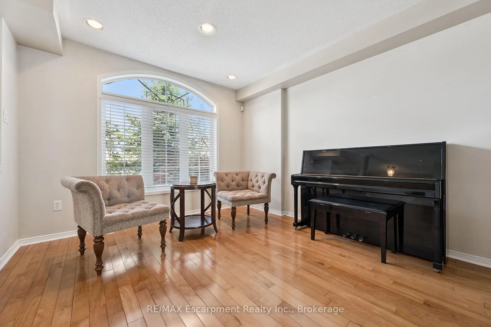 Photo 5 of 5360 Dryden Avenue, Burlington, Orchard — HOMEH