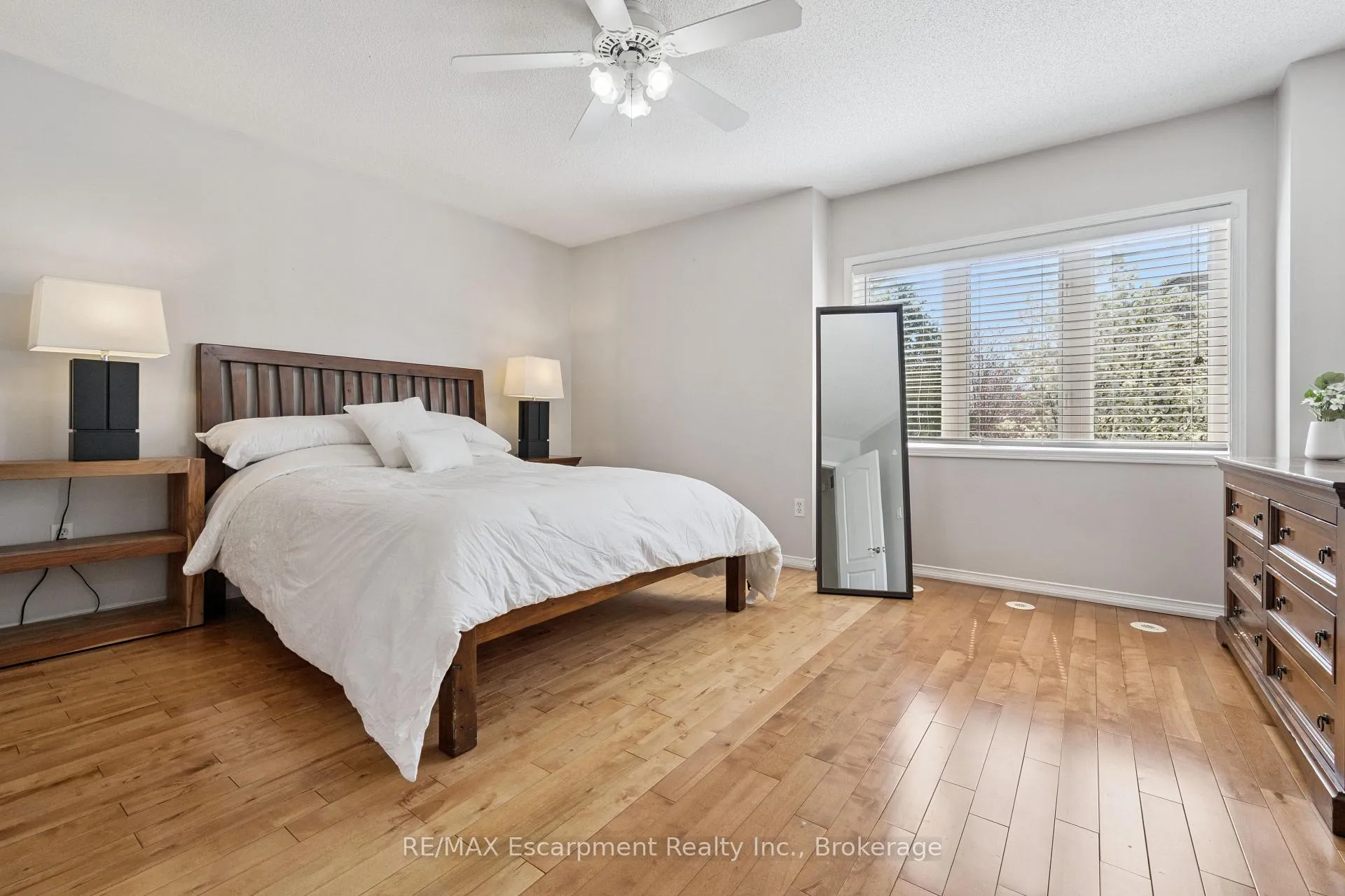 Photo 15 of 5360 Dryden Avenue, Burlington, Orchard — HOMEH