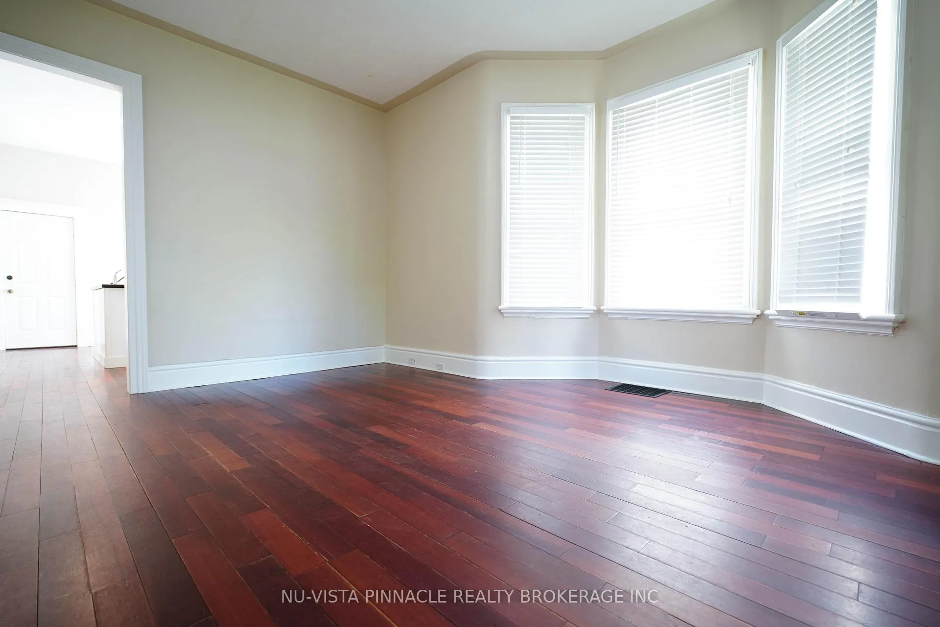 Photo 4 of 571 Dufferin Avenue, London, East F — HOMEH