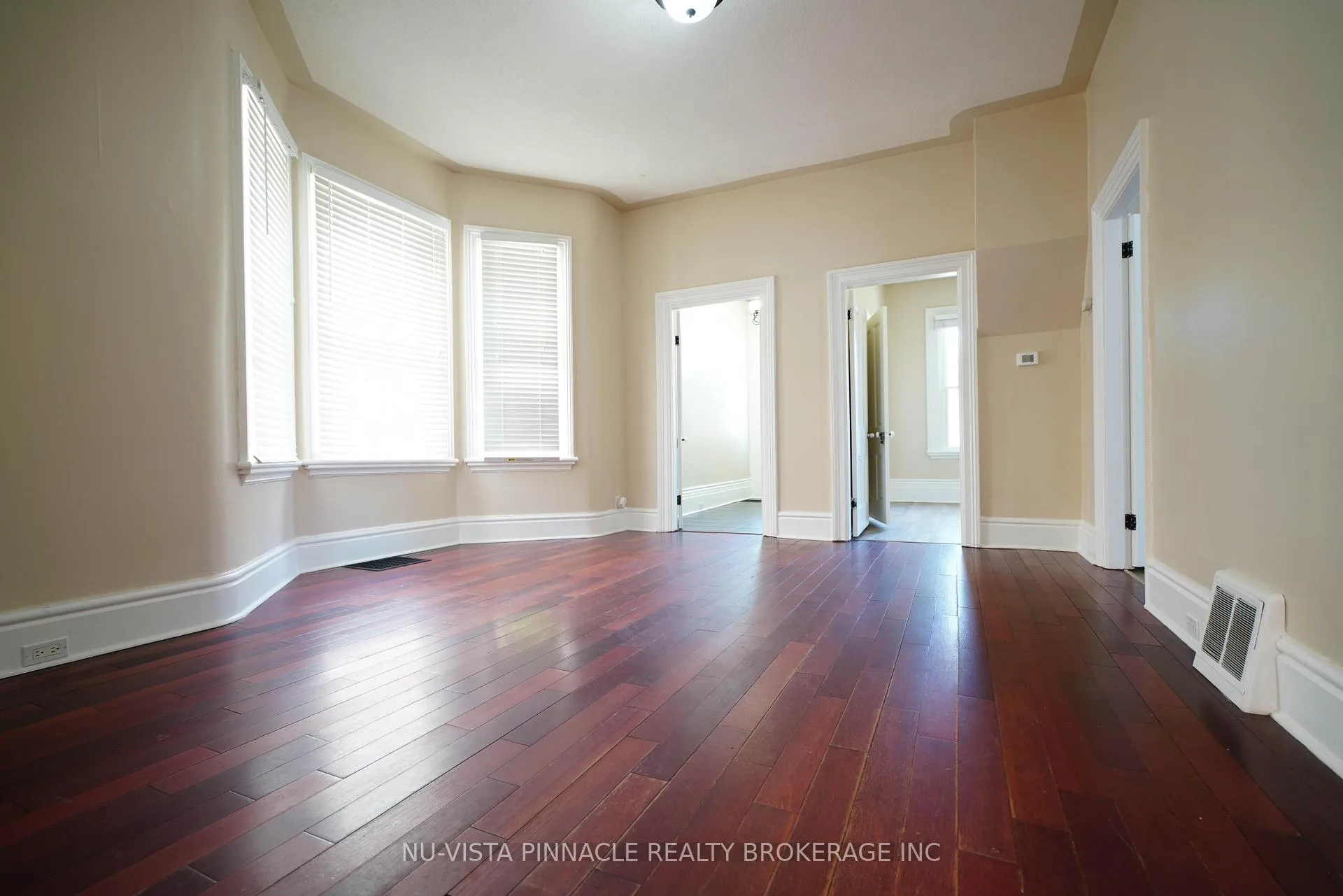 Photo 5 of 571 Dufferin Avenue, London, East F — HOMEH