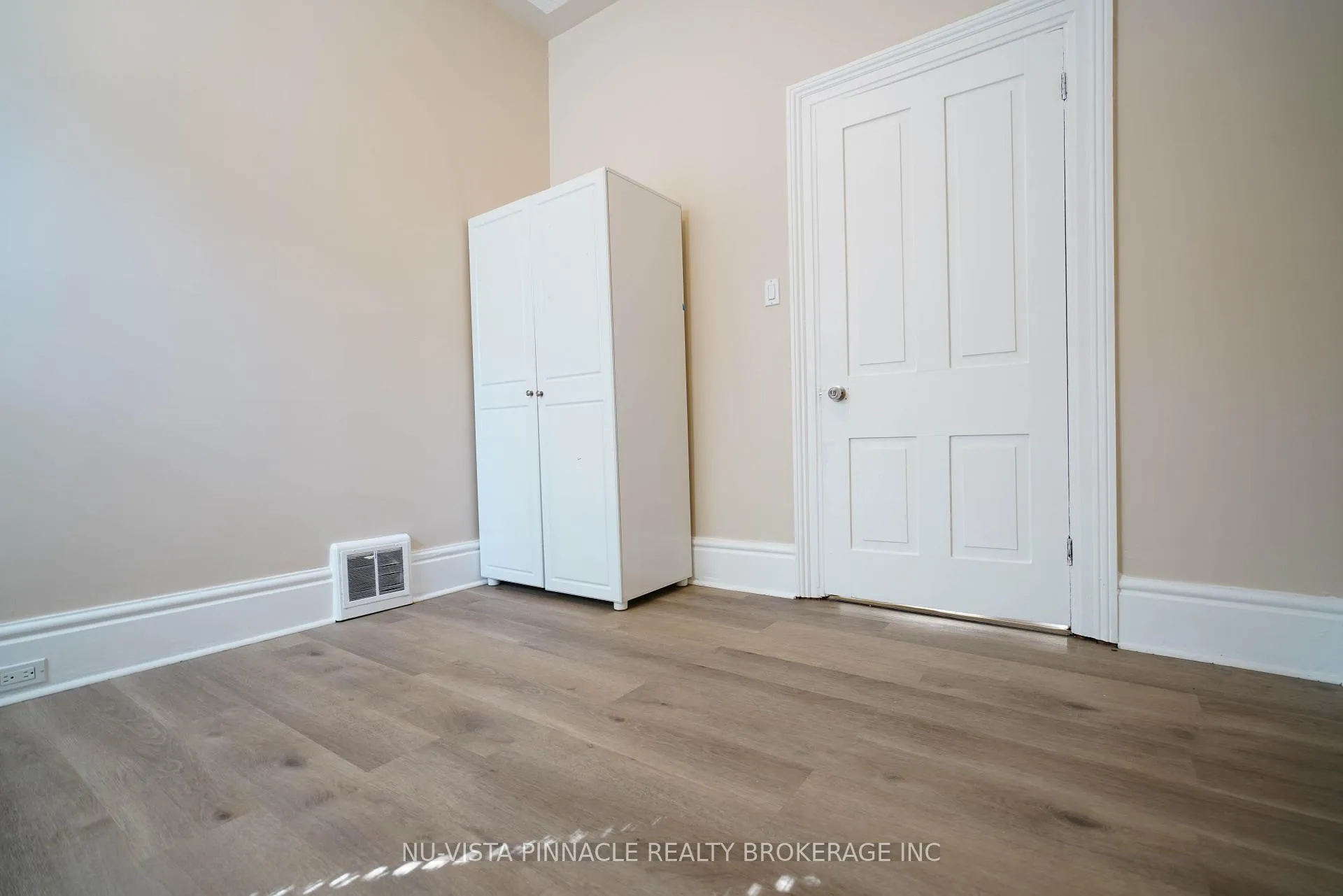 Photo 12 of 571 Dufferin Avenue, London, East F — HOMEH