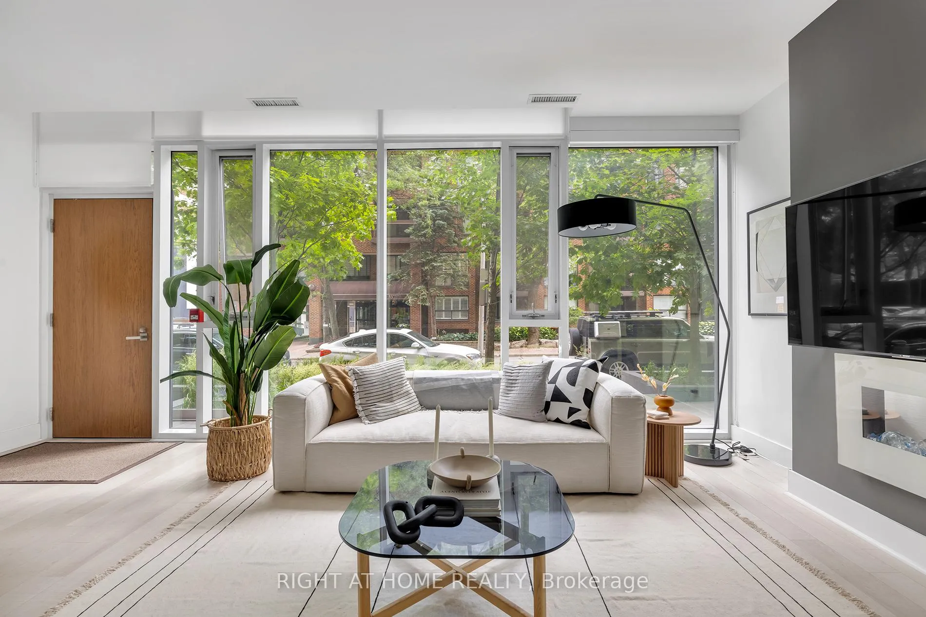 Photo 4 of Unit TH 101, 32 Davenport Road, Toronto, The Annex — HOMEH