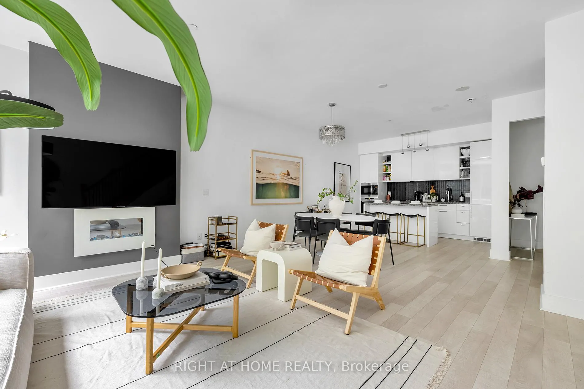 Photo 8 of Unit TH 101, 32 Davenport Road, Toronto, The Annex — HOMEH