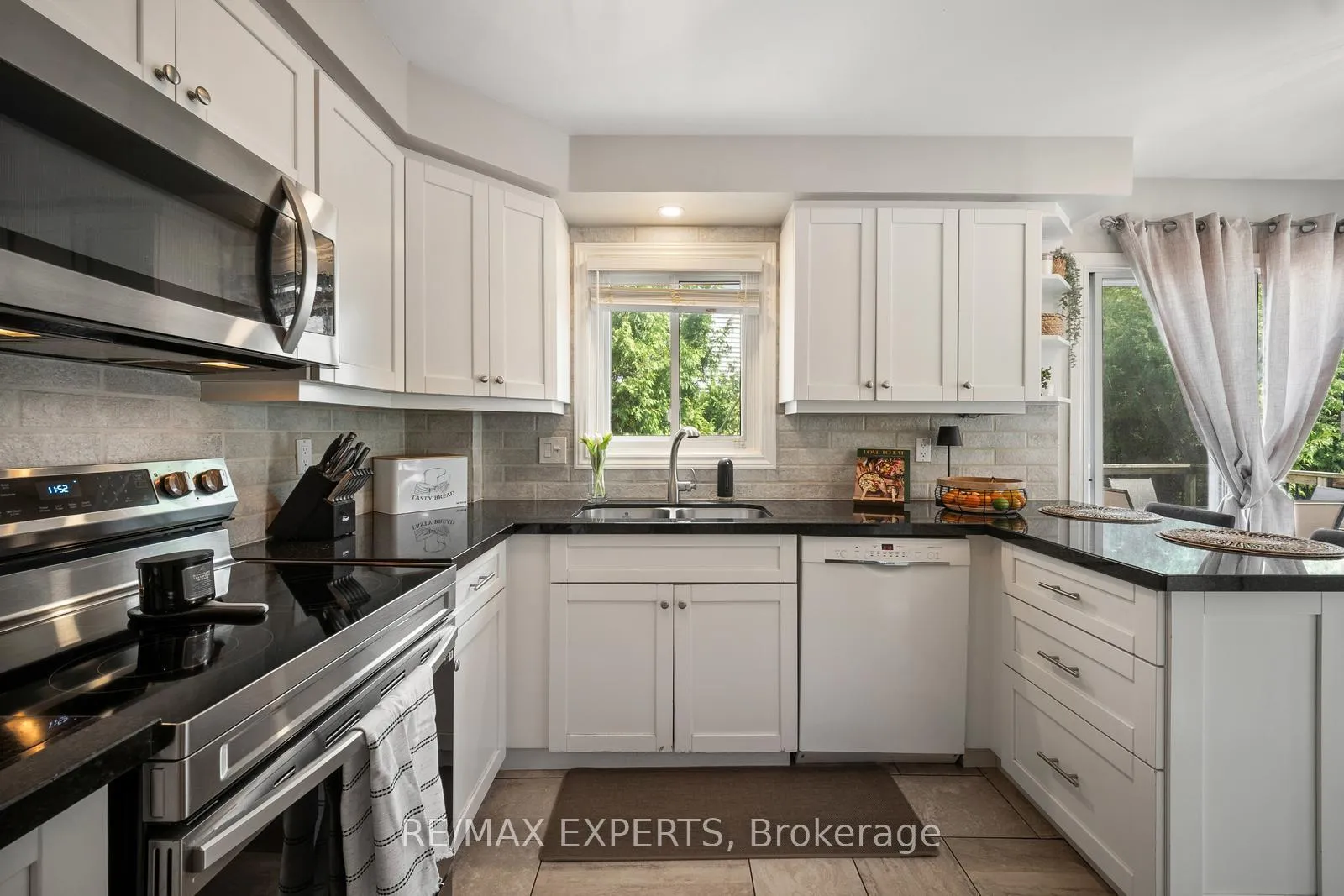 Photo 11 of 11 Penton Drive, Barrie, West Bayfield — HOMEH
