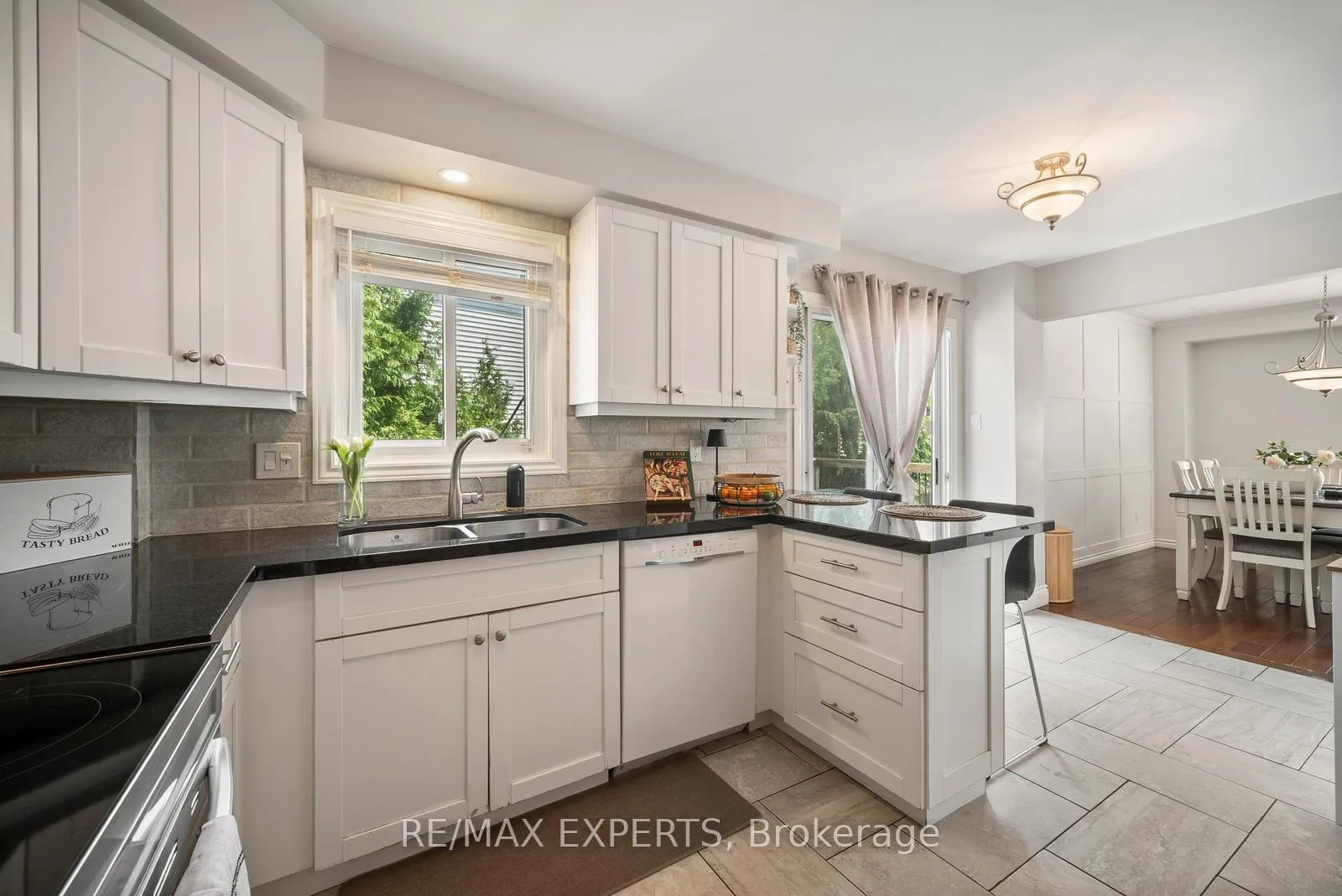 Photo 12 of 11 Penton Drive, Barrie, West Bayfield — HOMEH