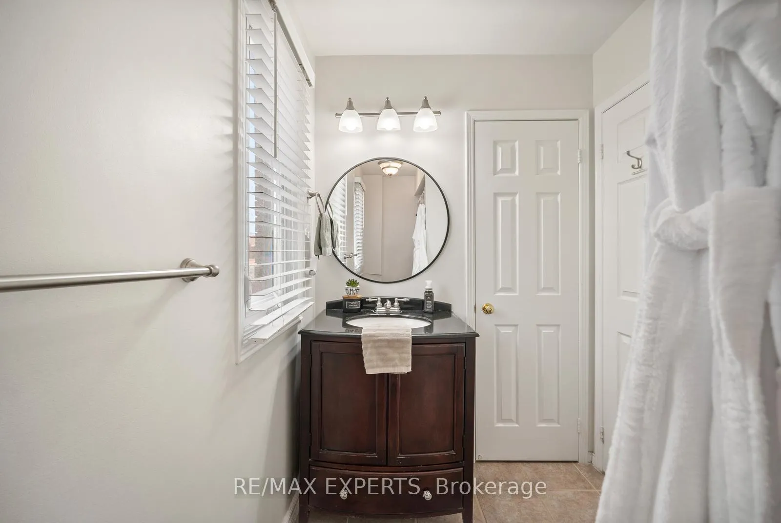 Photo 16 of 11 Penton Drive, Barrie, West Bayfield — HOMEH