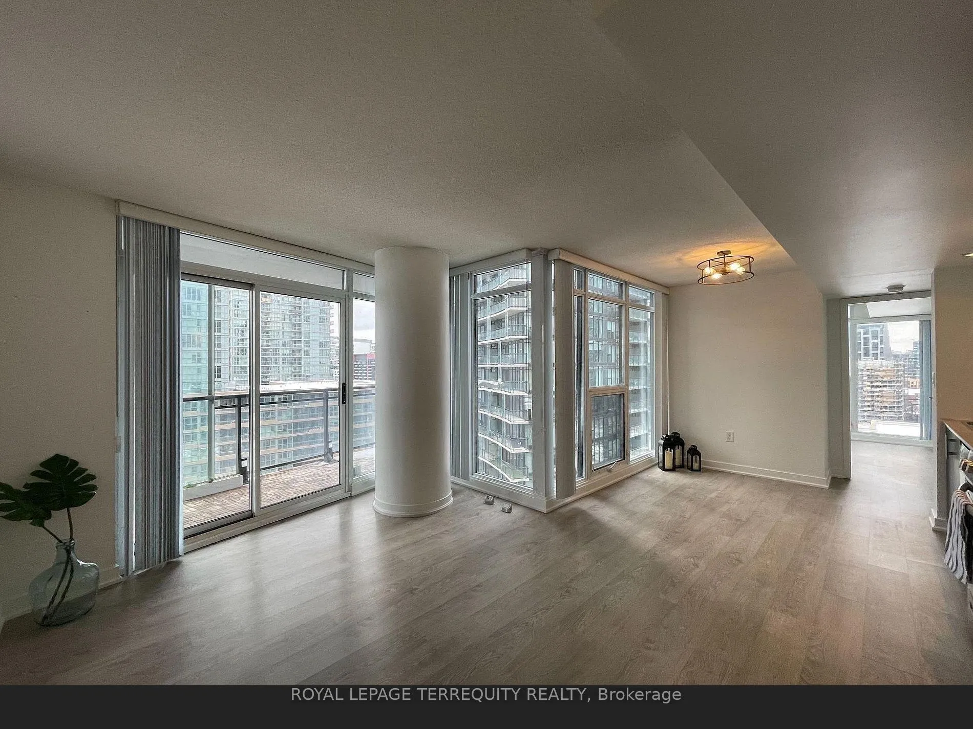 Photo 3 of Unit 1009, 8 Telegram Mews Drive, Toronto, Waterfront Communities — HOMEH