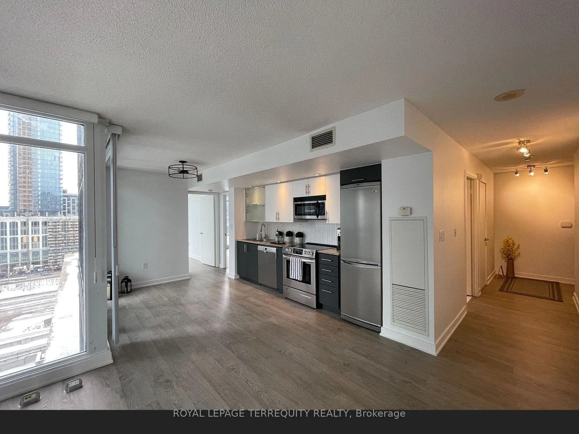 Photo 4 of Unit 1009, 8 Telegram Mews Drive, Toronto, Waterfront Communities — HOMEH