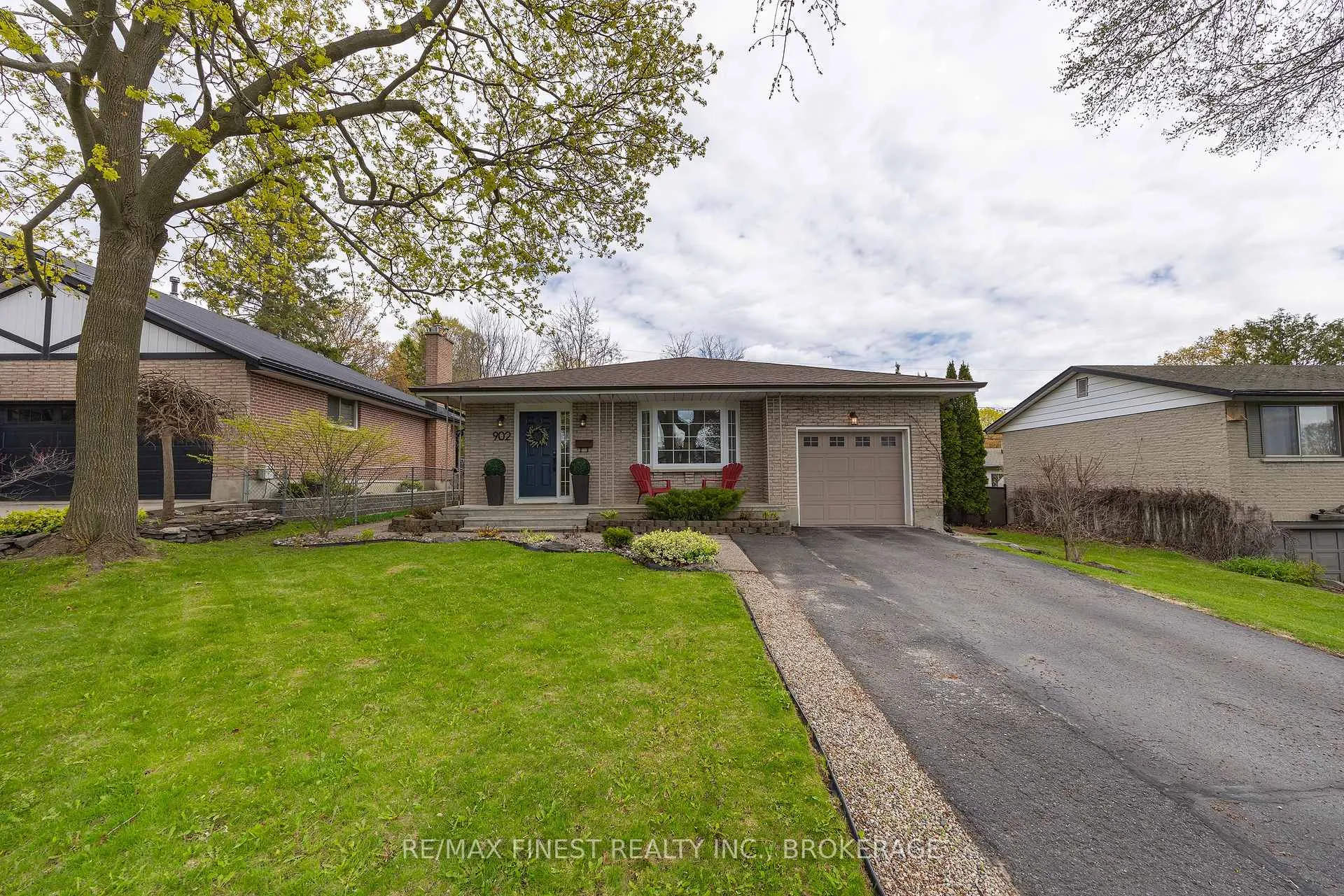 Photo 2 of 902 Pembridge Crescent, Kingston, South of Taylor-Kidd Blvd — HOMEH