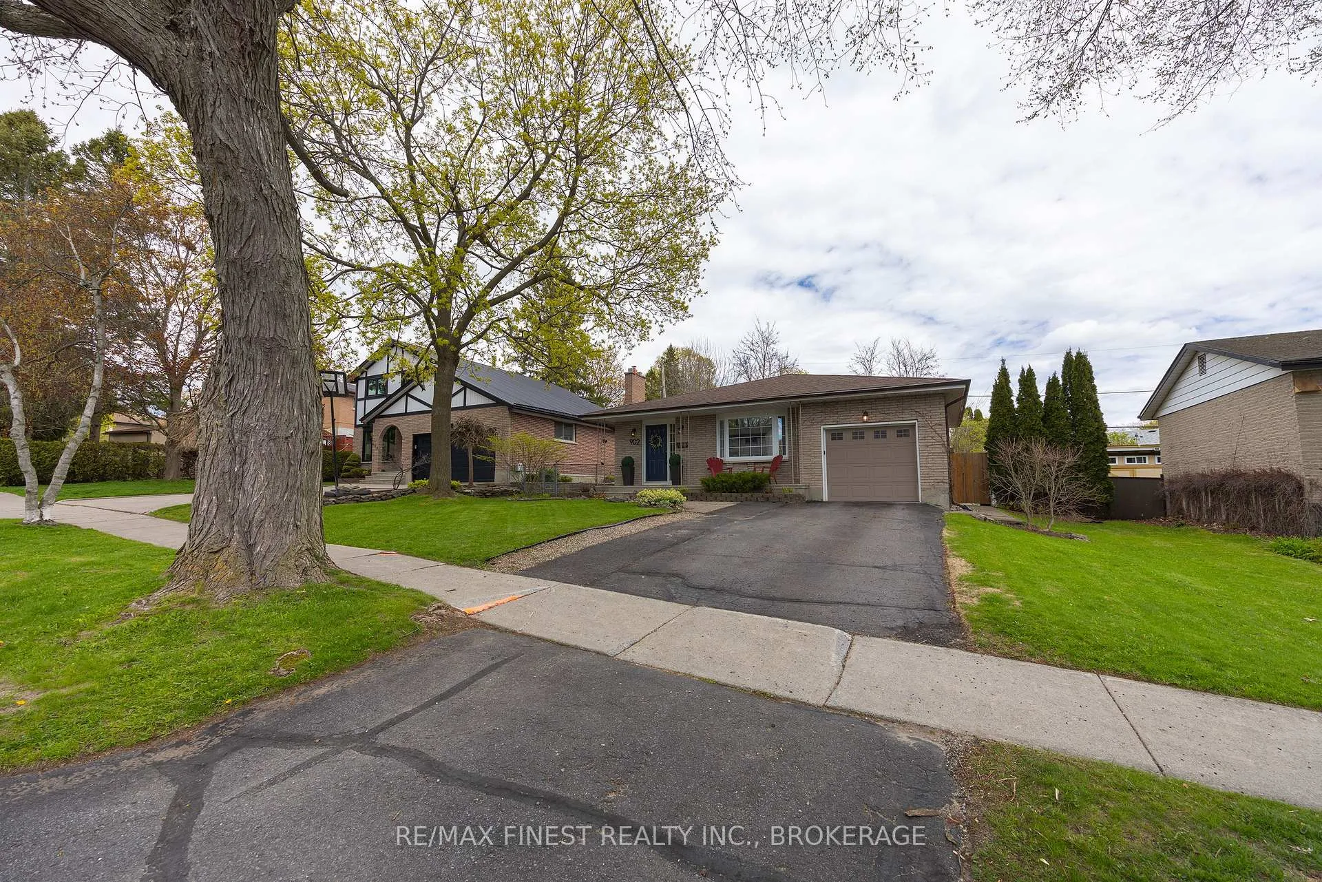 Photo 3 of 902 Pembridge Crescent, Kingston, South of Taylor-Kidd Blvd — HOMEH
