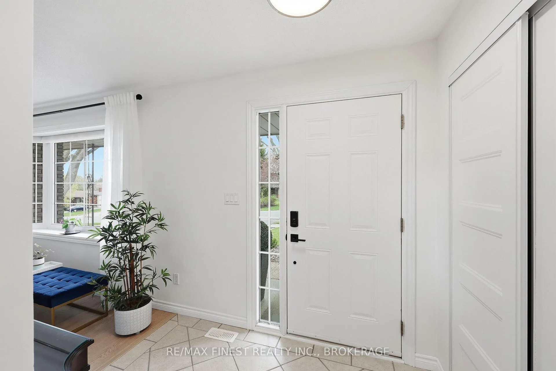 Photo 7 of 902 Pembridge Crescent, Kingston, South of Taylor-Kidd Blvd — HOMEH