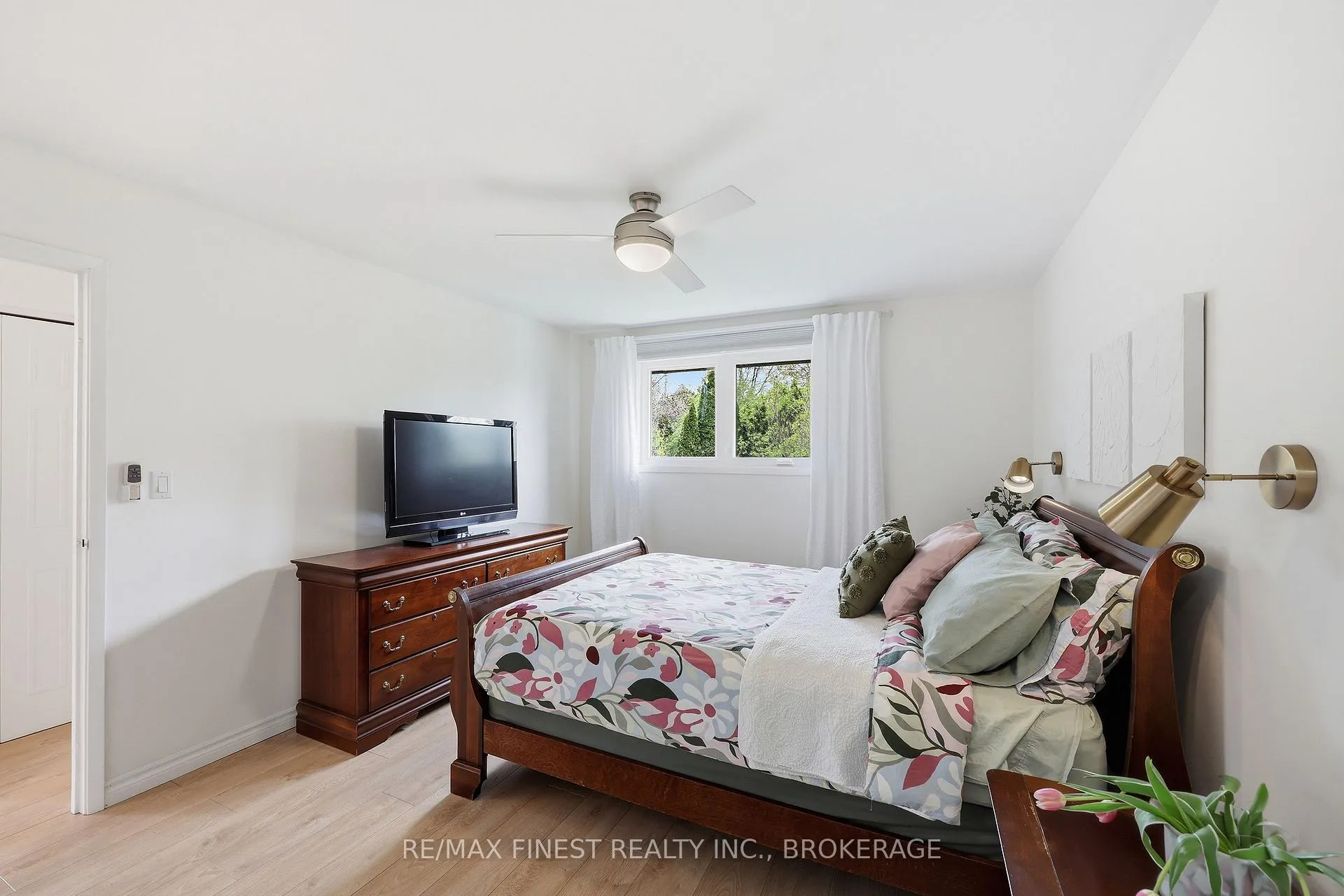 Photo 23 of 902 Pembridge Crescent, Kingston, South of Taylor-Kidd Blvd — HOMEH