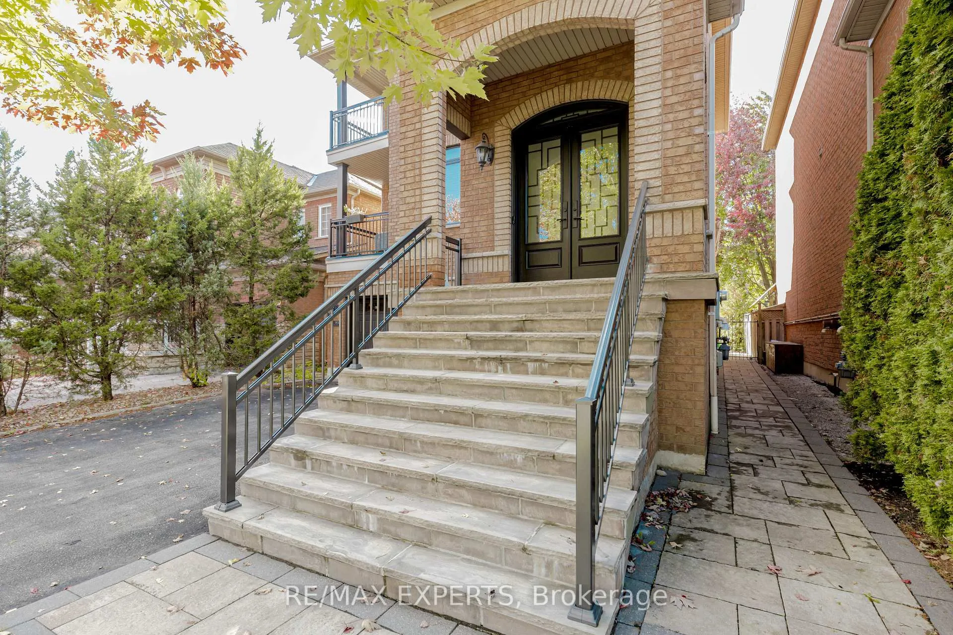 Front of 193 Fairlane Crescent