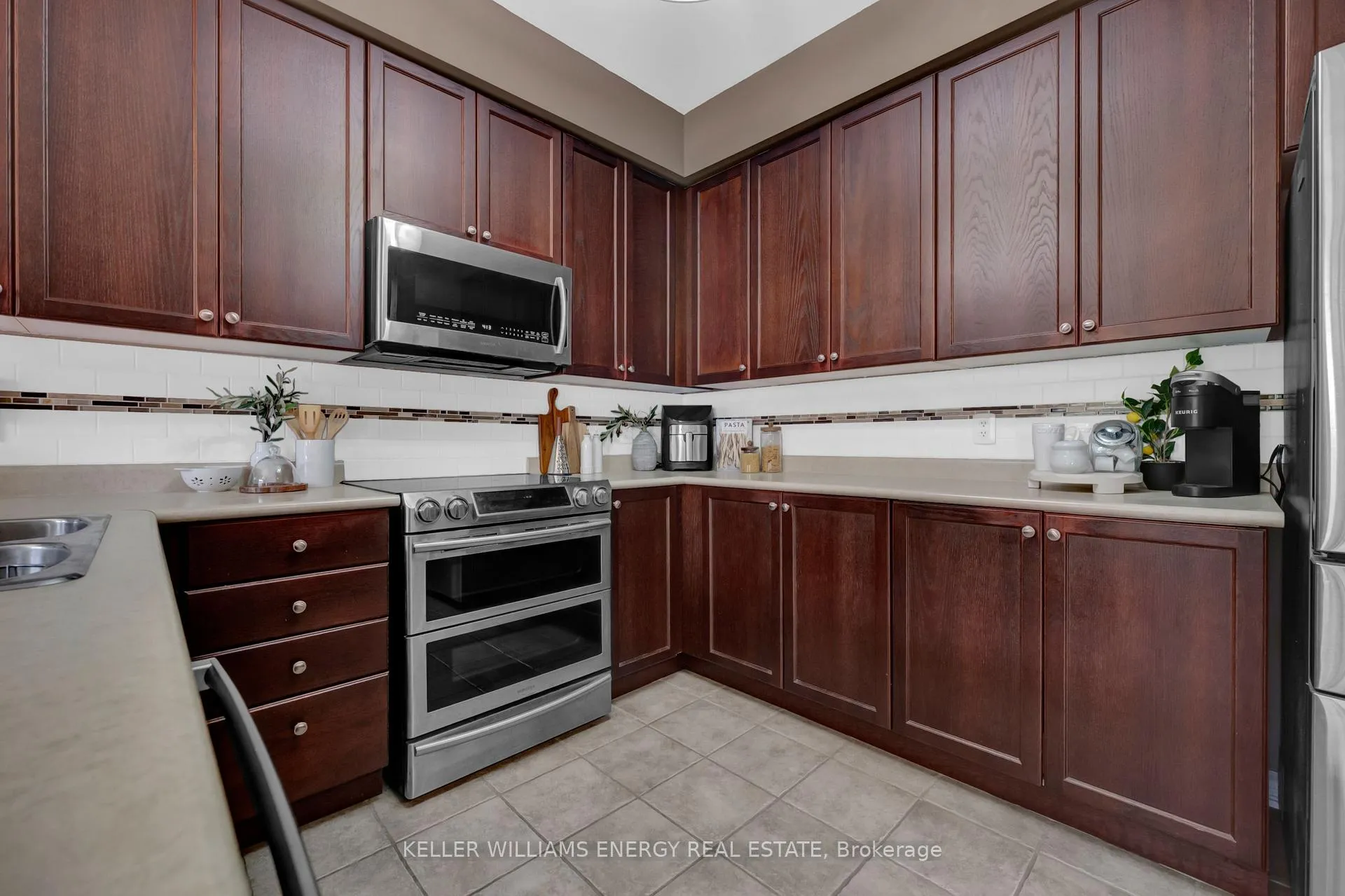 Photo 9 of 1307 MacInally Court, Oshawa, Pinecrest — HOMEH