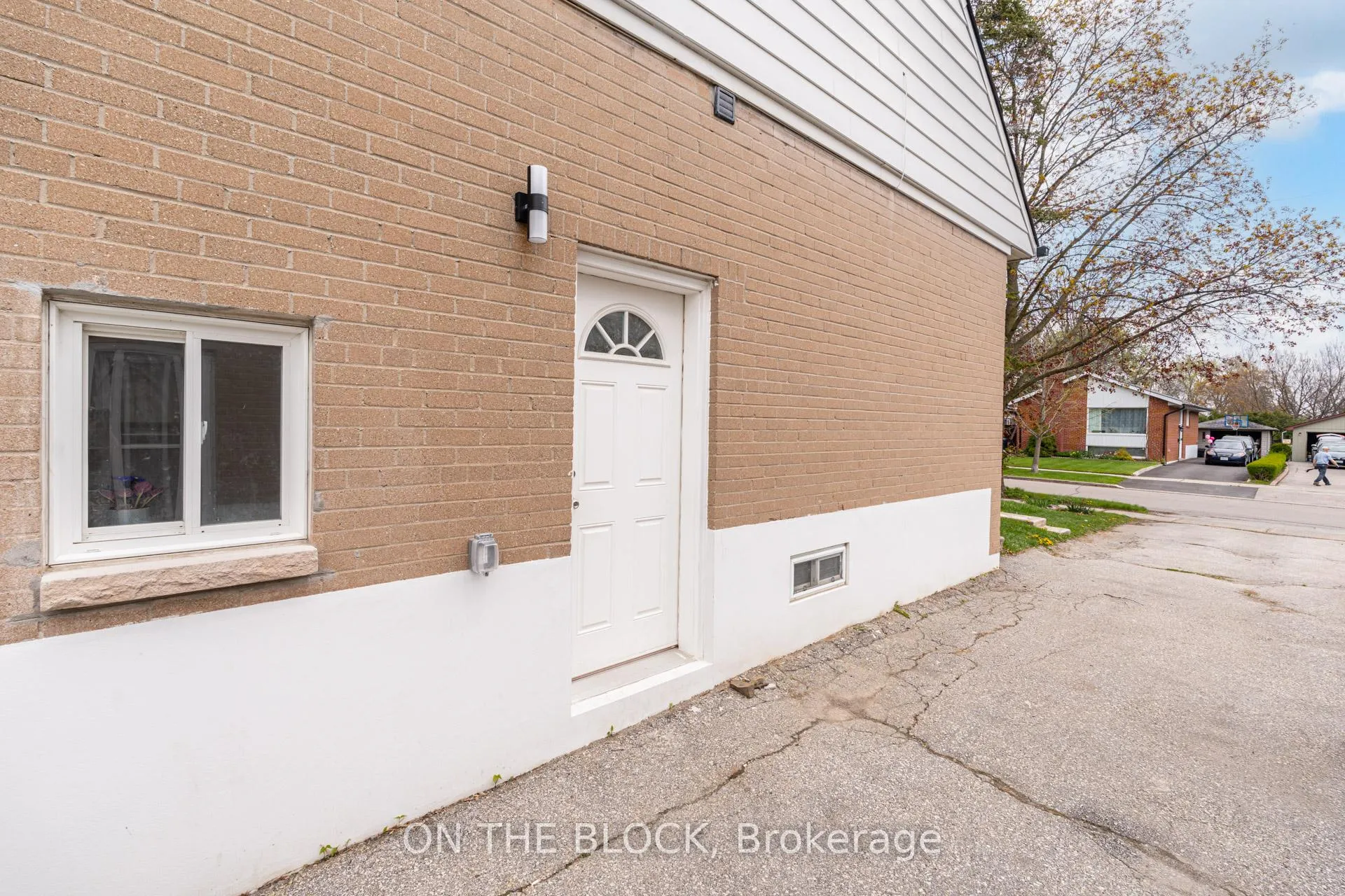 Photo 3 of Unit #Lower, 34 Henley Crescent, Etobicoke, Rexdale-Kipling — HOMEH