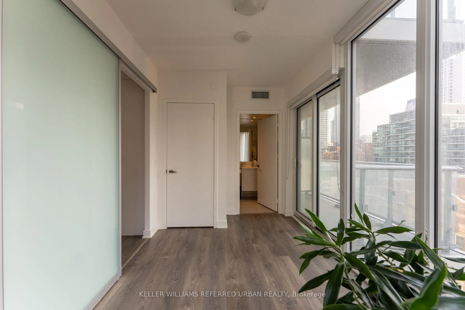 Photo 5 of Unit 1012, 195 Redpath Avenue, Toronto, Mount Pleasant West — HOMEH