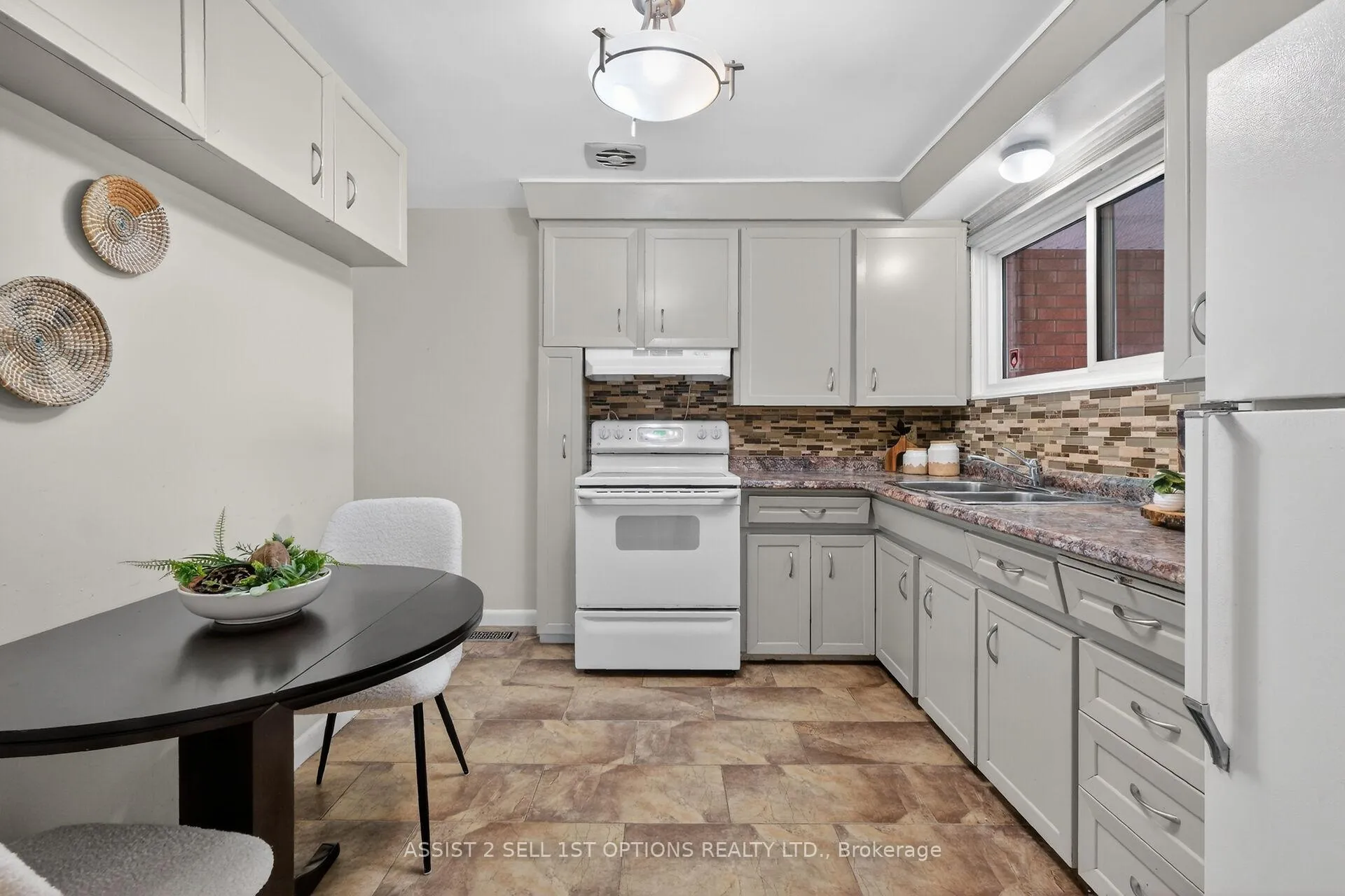 Photo 11 of 874 Riddell Avenue N, Ottawa, McKellar Heights/Glabar Park — HOMEH