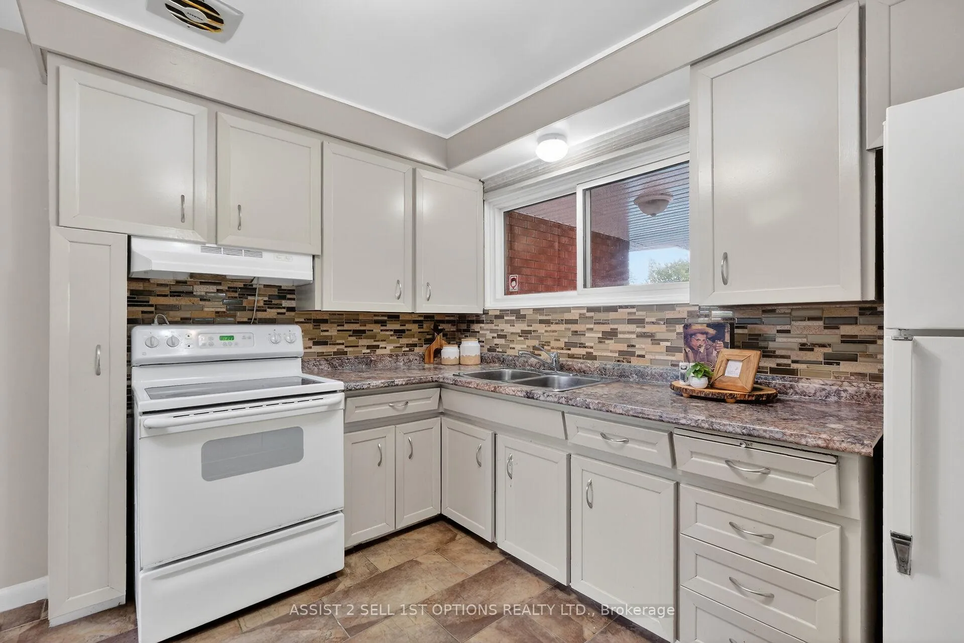 Photo 13 of 874 Riddell Avenue N, Ottawa, McKellar Heights/Glabar Park — HOMEH