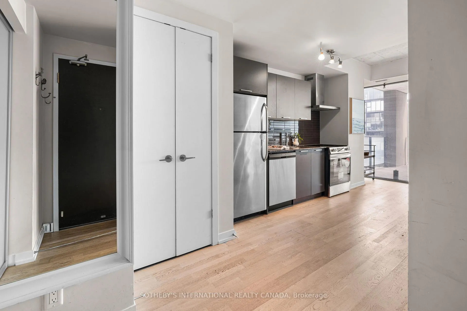Photo 2 of Unit 1204, 95 Bathurst Street, Toronto, Waterfront Communities — HOMEH