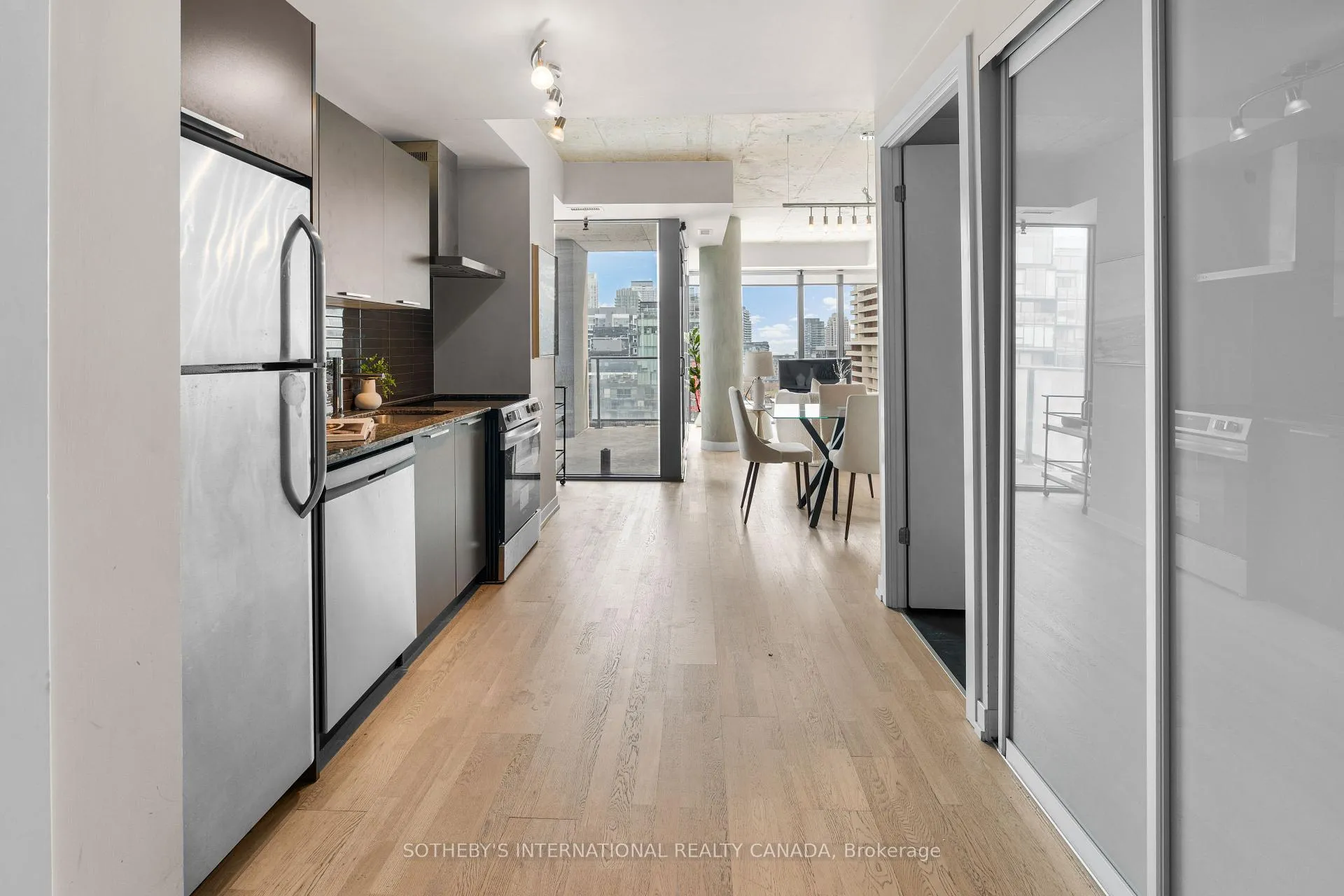 Photo 3 of Unit 1204, 95 Bathurst Street, Toronto, Waterfront Communities — HOMEH
