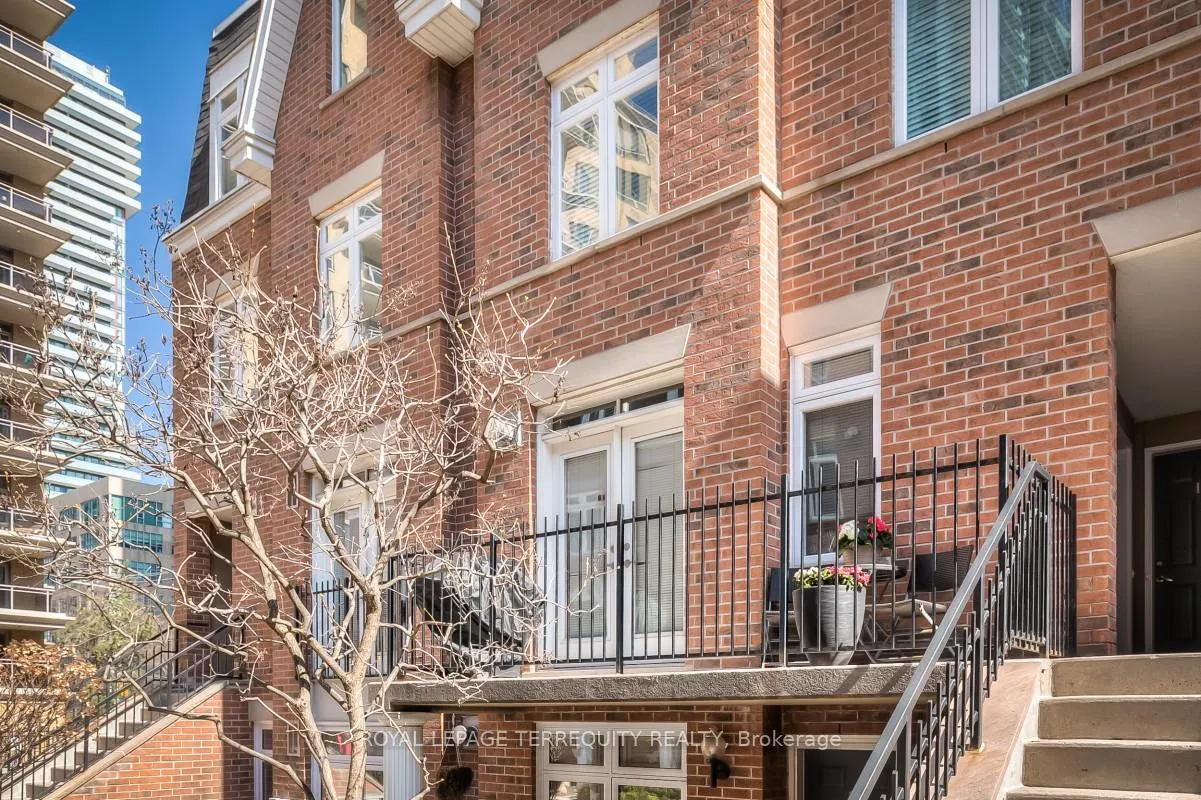 Photo 3 of Unit 18, 106 Redpath Avenue, Toronto, Mount Pleasant West — HOMEH