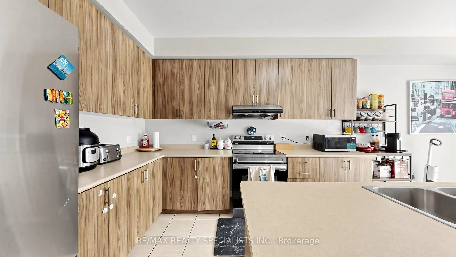 Photo 5 of 13 Vezna Crescent, Brampton, Credit Valley — HOMEH
