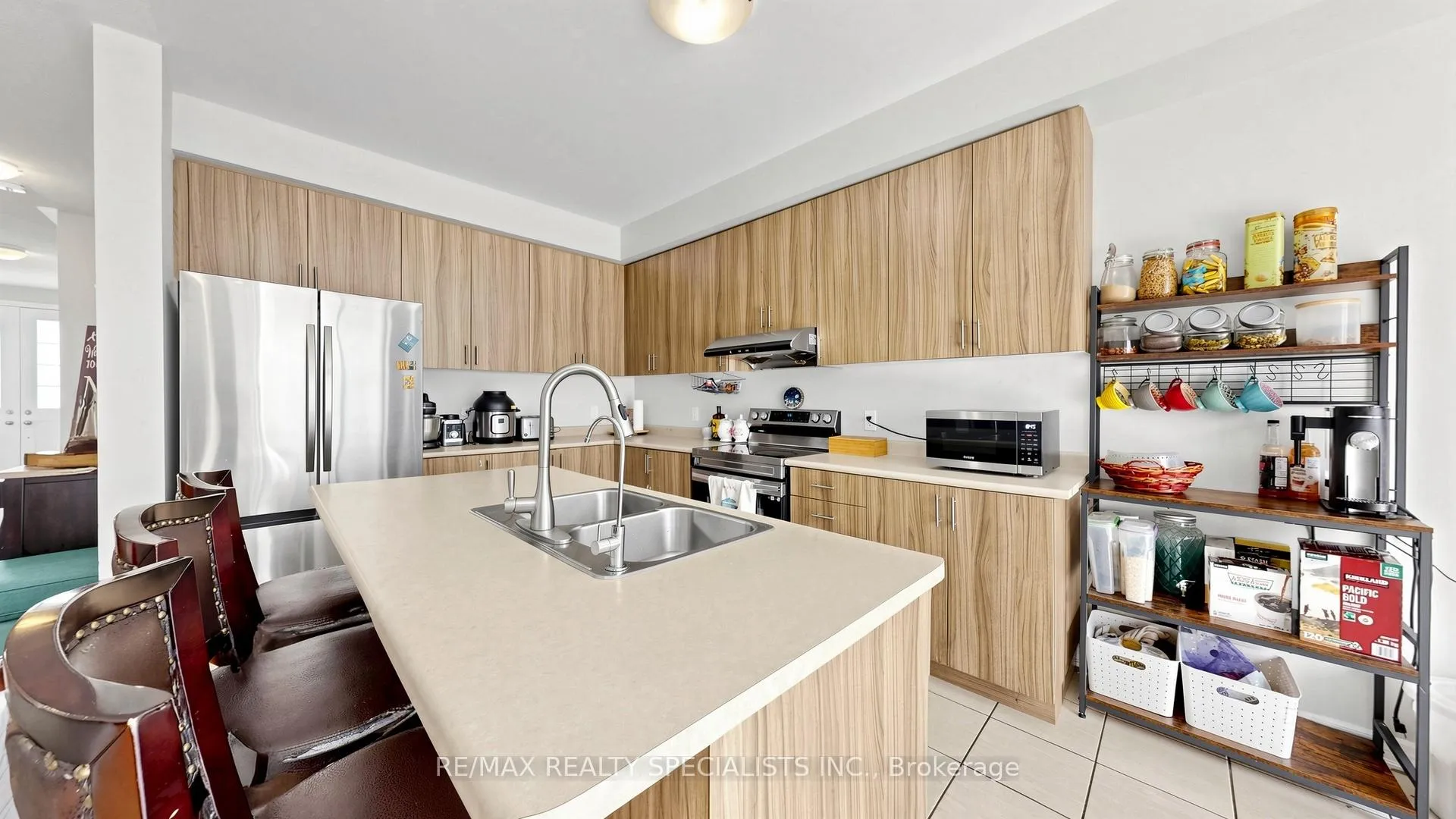 Photo 6 of 13 Vezna Crescent, Brampton, Credit Valley — HOMEH