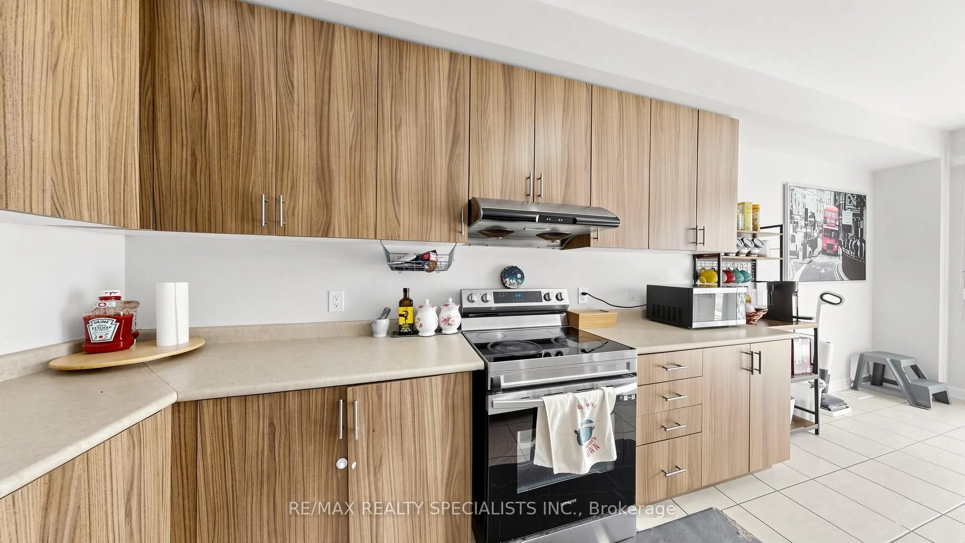 Photo 7 of 13 Vezna Crescent, Brampton, Credit Valley — HOMEH