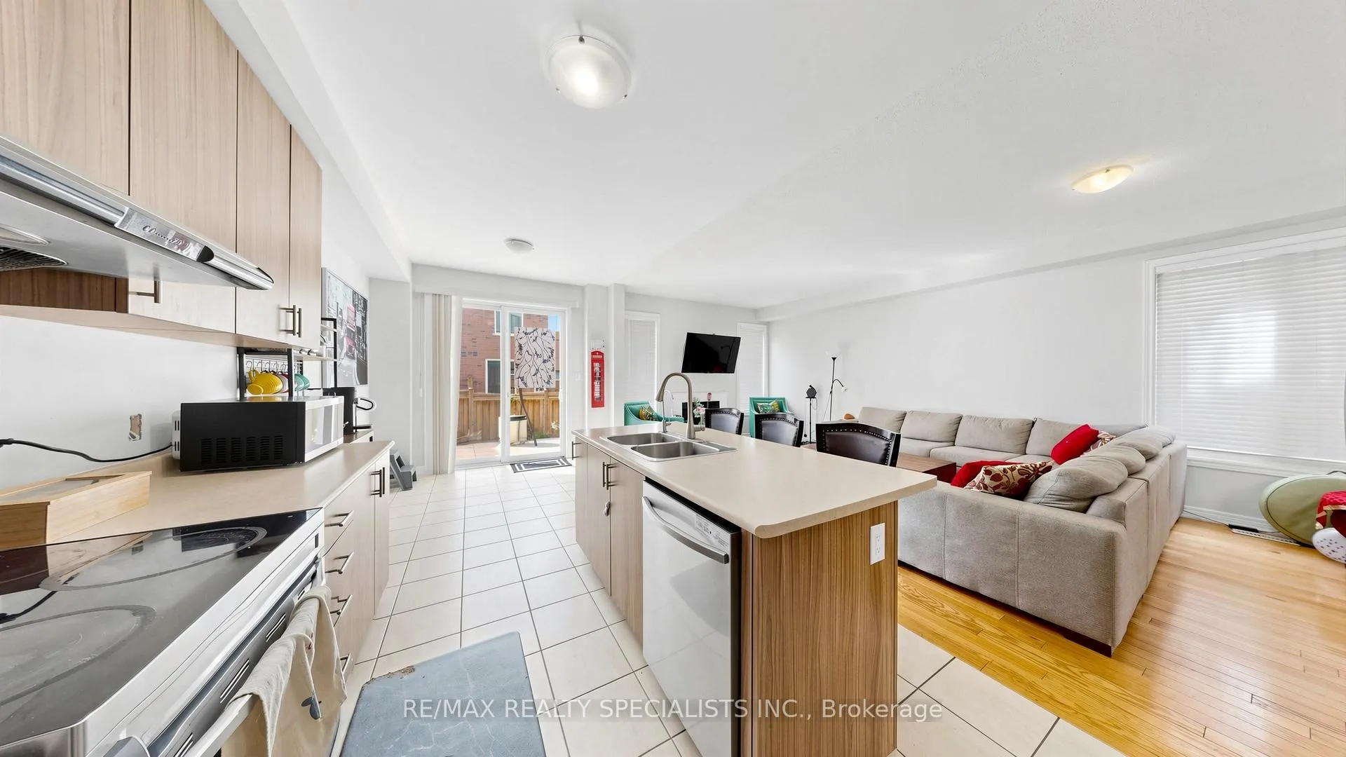 Photo 8 of 13 Vezna Crescent, Brampton, Credit Valley — HOMEH